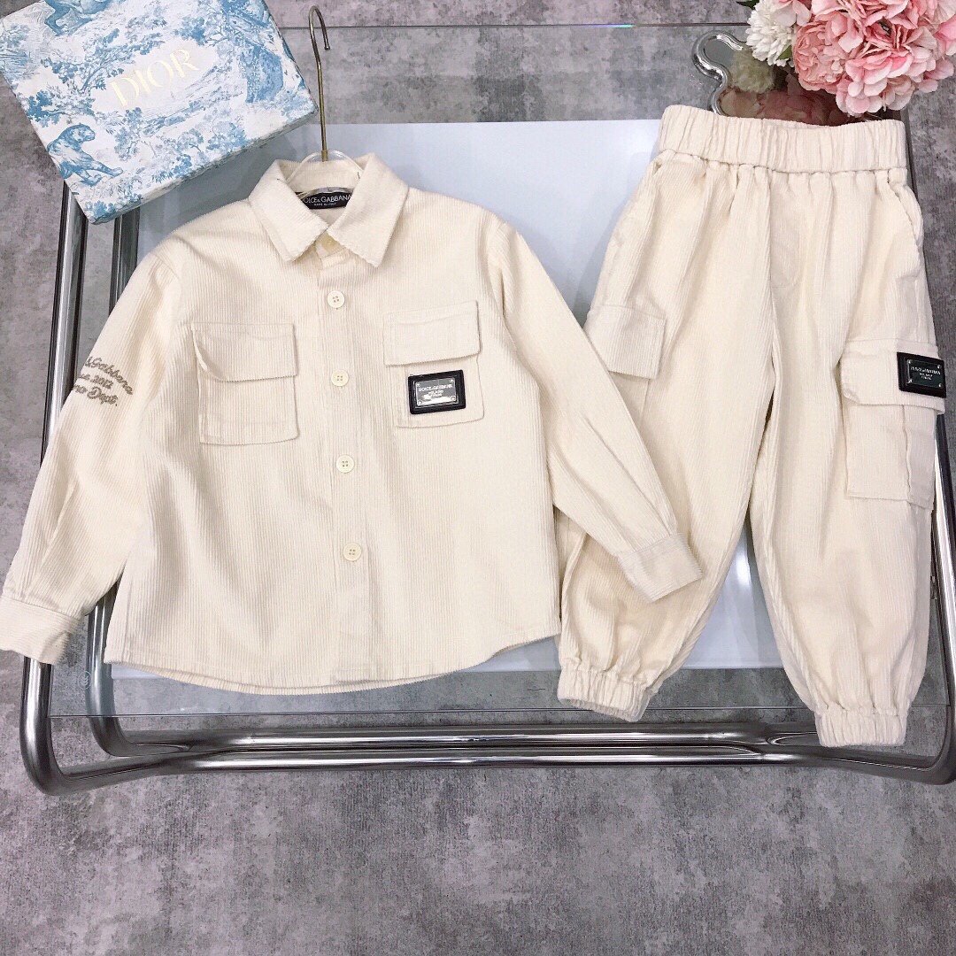 NO:575362,[Ready stock] Size 90 - Dolc* & Gabba* trendy style ~ DG corduroy denim suit. Original 1:1 original hardware buckle logo. Small lapel with exquisite embroidered letter logo on the sleeve side. Two small pockets on the front. Shell button logo. Customized high-end washed denim color. It feels very soft and delicate, supple and comfortable. It is skin-friendly and does not tie up. The upper body effect is excellent. Color: navy blue, apricot.  Size 90--110-120-130-140-[CM] Counter packaging 10, clothes,19860909【现货发】 尺寸90- Dolc* & Gabba* 潮流时髦款～DG灯芯绒牛仔套装 原版1:1打造原版五金扣logo标志 小翻领搭配袖侧精致刺绣字母logo 前面两个小口袋设计 贝壳纽扣logo标志 定制高端水洗工艺牛仔色 手感非常柔软细腻 柔顺舒适 亲肤不扎 上身效果极好 颜色藏蓝色 杏色  size尺码90--110-120-130-140-【CM】 专柜包装10,衣服,,Children's