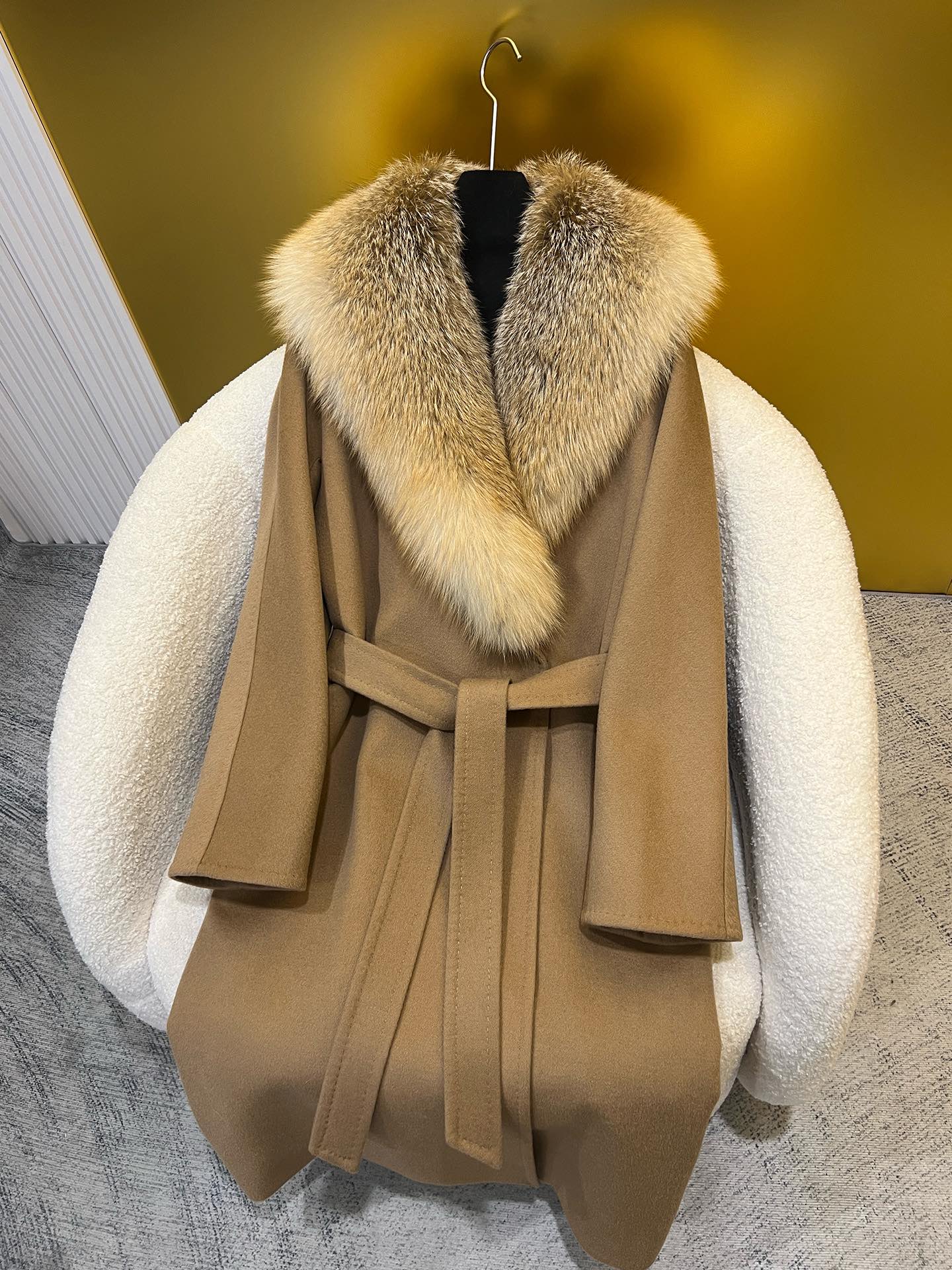 NO:637277,Fen*di 'Elegance and Luxury' cashmere fur coat, whole leather Nordic sagafur imported golden island cross fox oversized wool, whole leather without holes, rich and full, original color, pure natural, natural and bright color, 30cashmerewool high-count wool, warm and upright, good support for the entire body shape, the inner liner is removable, silk cotton can also withstand the cold winter, and you can wear it to full aura  sizeS/M/L/XL, Fendi-clothing, fendi, fendi, jackets & coats, alexander wang19860909Fen*di “雍容华贵”羊绒皮草外套 整皮北欧sagafur进口金岛十字狐狸超大毛料 整条整皮不打孔 丰厚饱满 原产色 纯天然 色泽自然亮丽 30cashmerewool高支羊毛 保暖立挺 很好的撑住整个身型 ,内胆蚕丝棉可脱卸 寒冬也可抵御 穿上气场全开 sizeS/M/L/XL,芬迪-服装,fendi,fendi,jackets & coats,alexander wang,Women's clothing