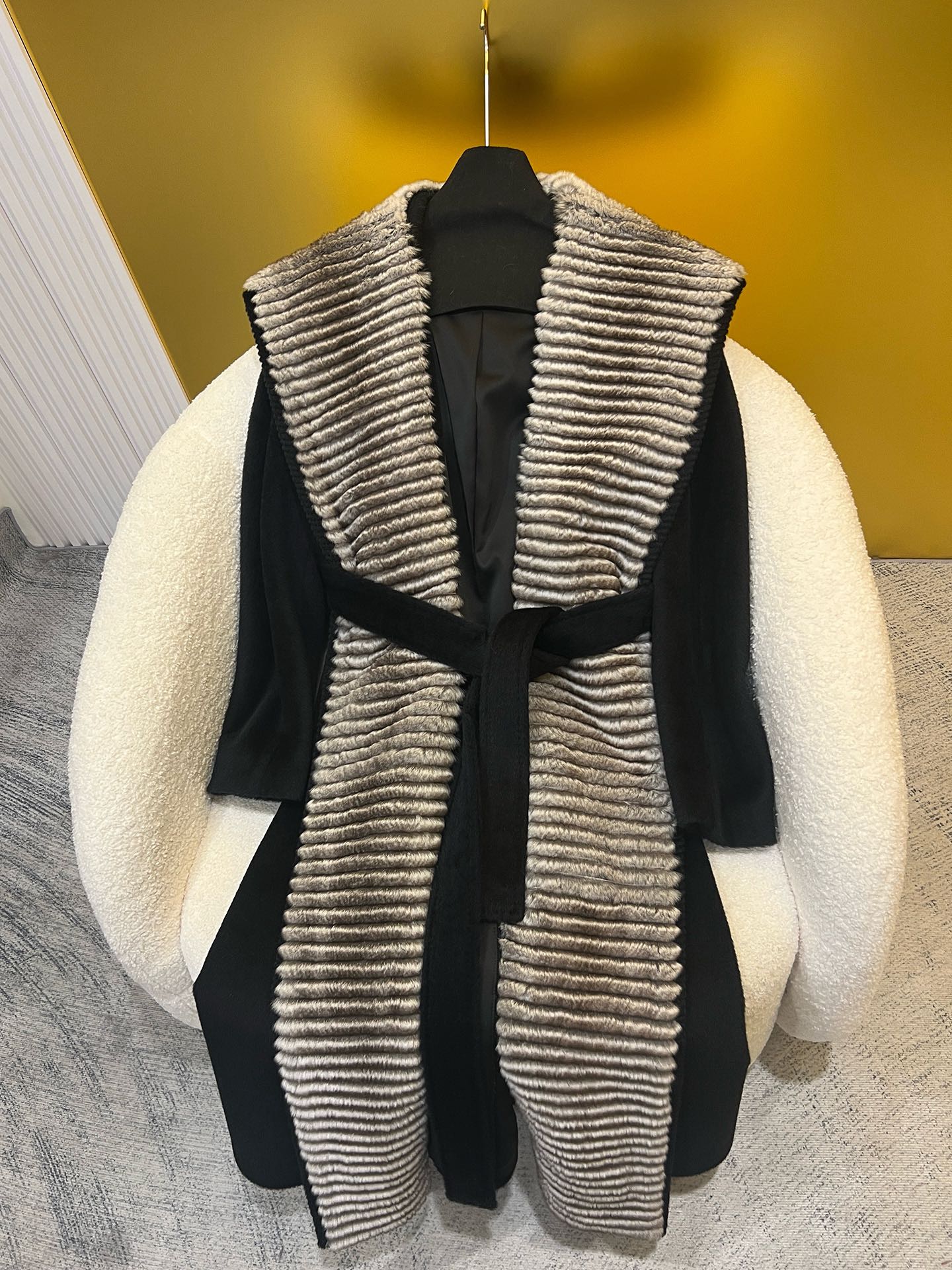 Elegant Cashmere Hooded Robe Coat – Luxurious, Soft, and Stylish Women’s Outerwear