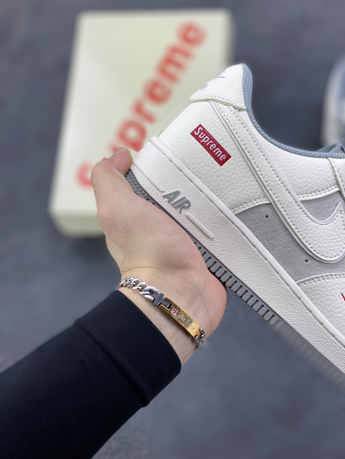 图片[6]-Nike Air Force 1 Low 空军一号低帮百搭休闲运动板鞋。柔软、弹性十足的缓震性能和出色的中底设计，横跨复古与现代的外型结合，造就出风靡全球三十多年的Force 1，直到今天还深受青睐。 货号：XS9225-106 尺码：36 36.5 37.5 38 38.5 39 40 40.5 41 42 42.5 43 44 44.5 45-选品中心