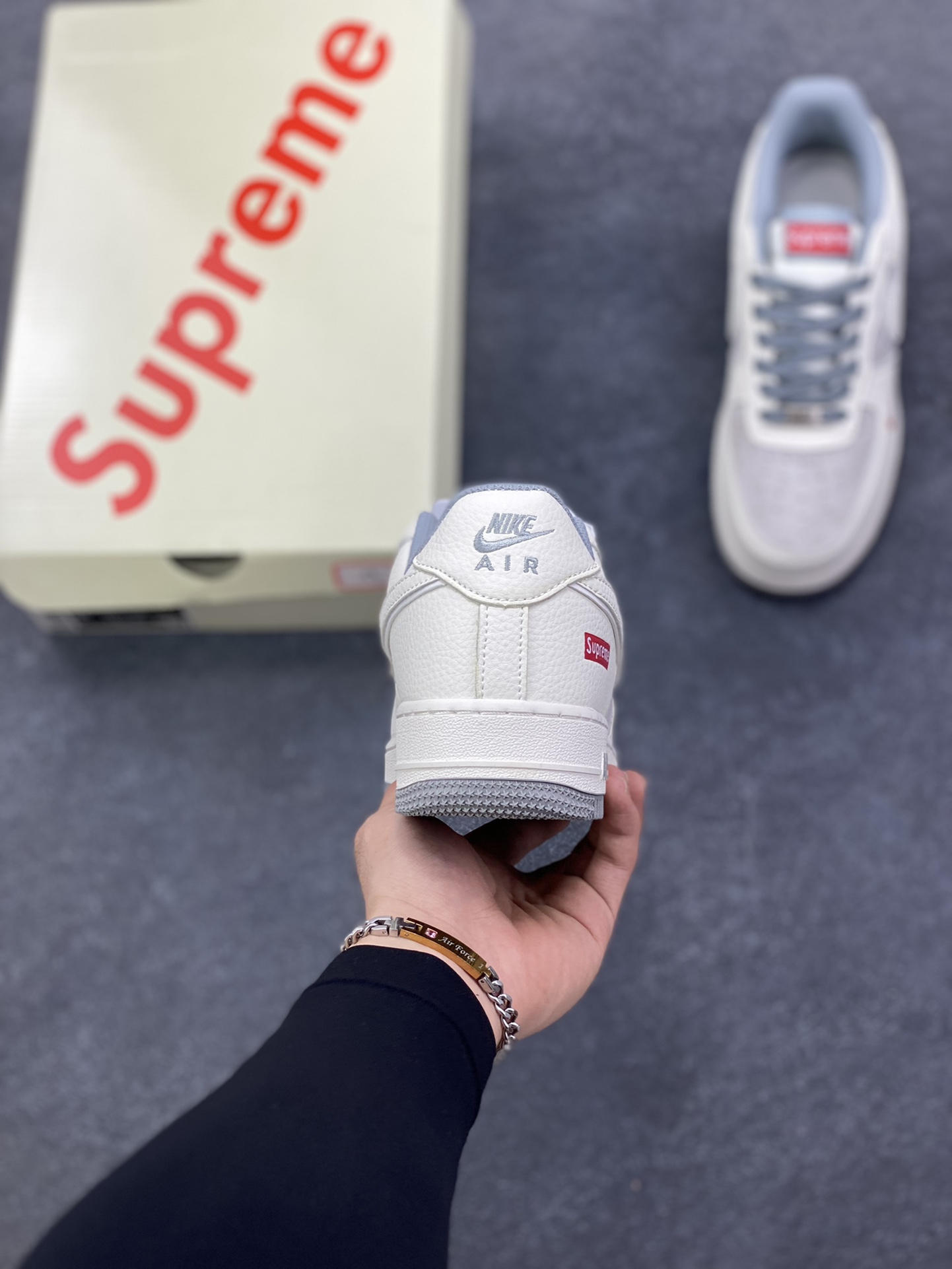 图片[4]-Nike Air Force 1 Low 空军一号低帮百搭休闲运动板鞋。柔软、弹性十足的缓震性能和出色的中底设计，横跨复古与现代的外型结合，造就出风靡全球三十多年的Force 1，直到今天还深受青睐。 货号：XS9225-106 尺码：36 36.5 37.5 38 38.5 39 40 40.5 41 42 42.5 43 44 44.5 45-选品中心