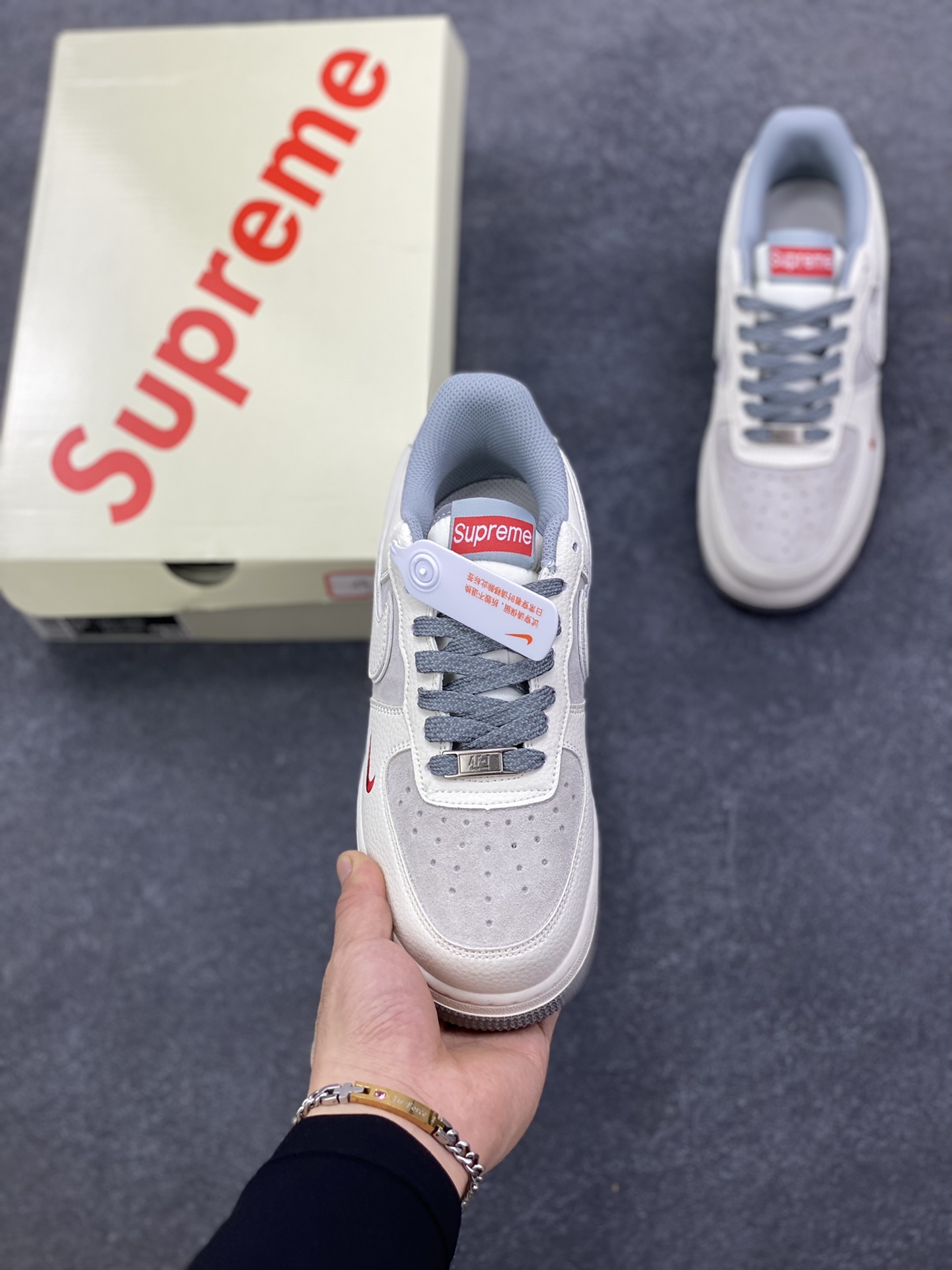 图片[2]-Nike Air Force 1 Low 空军一号低帮百搭休闲运动板鞋。柔软、弹性十足的缓震性能和出色的中底设计，横跨复古与现代的外型结合，造就出风靡全球三十多年的Force 1，直到今天还深受青睐。 货号：XS9225-106 尺码：36 36.5 37.5 38 38.5 39 40 40.5 41 42 42.5 43 44 44.5 45-选品中心