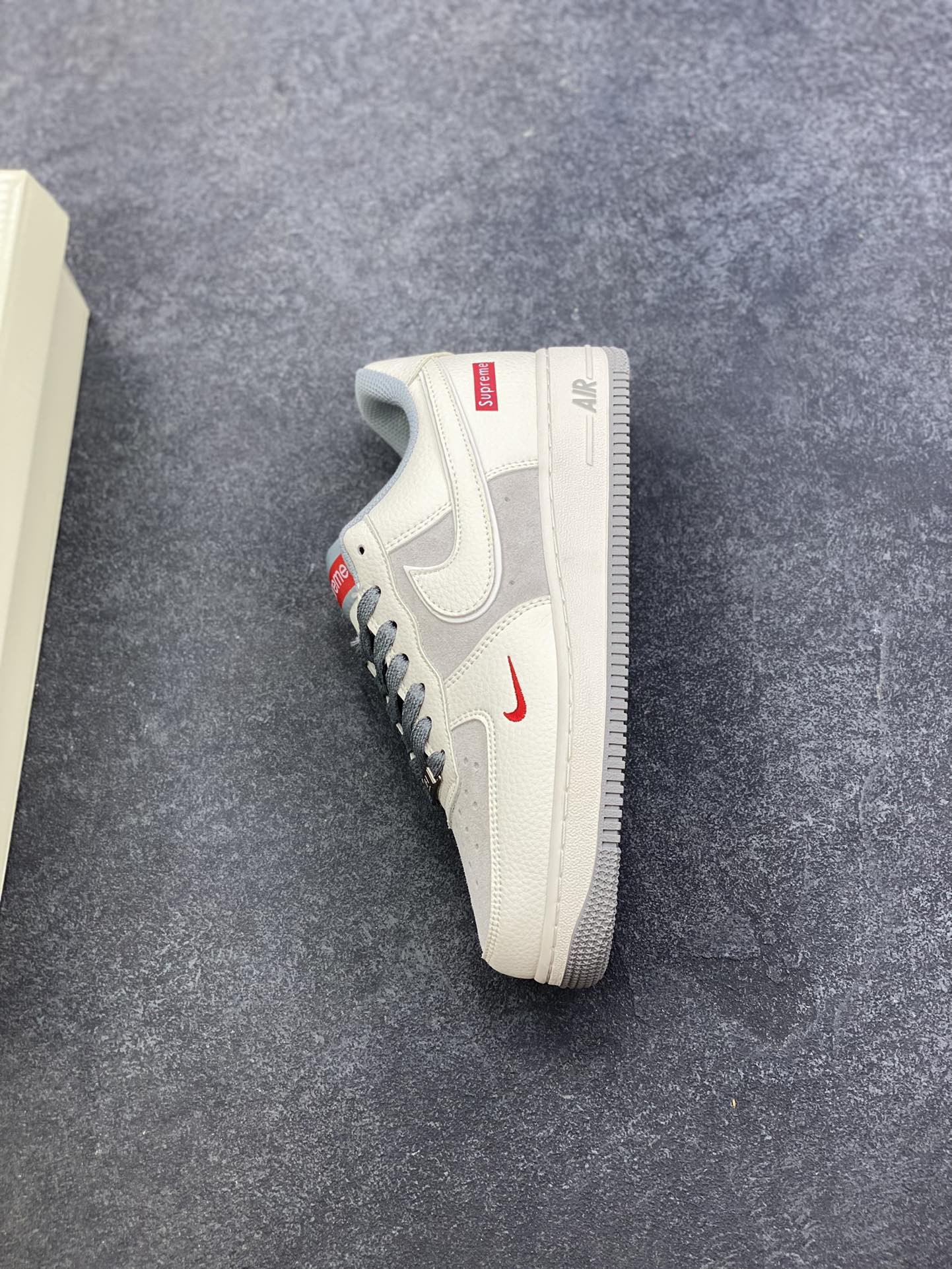 图片[7]-Nike Air Force 1 Low 空军一号低帮百搭休闲运动板鞋。柔软、弹性十足的缓震性能和出色的中底设计，横跨复古与现代的外型结合，造就出风靡全球三十多年的Force 1，直到今天还深受青睐。 货号：XS9225-106 尺码：36 36.5 37.5 38 38.5 39 40 40.5 41 42 42.5 43 44 44.5 45-选品中心