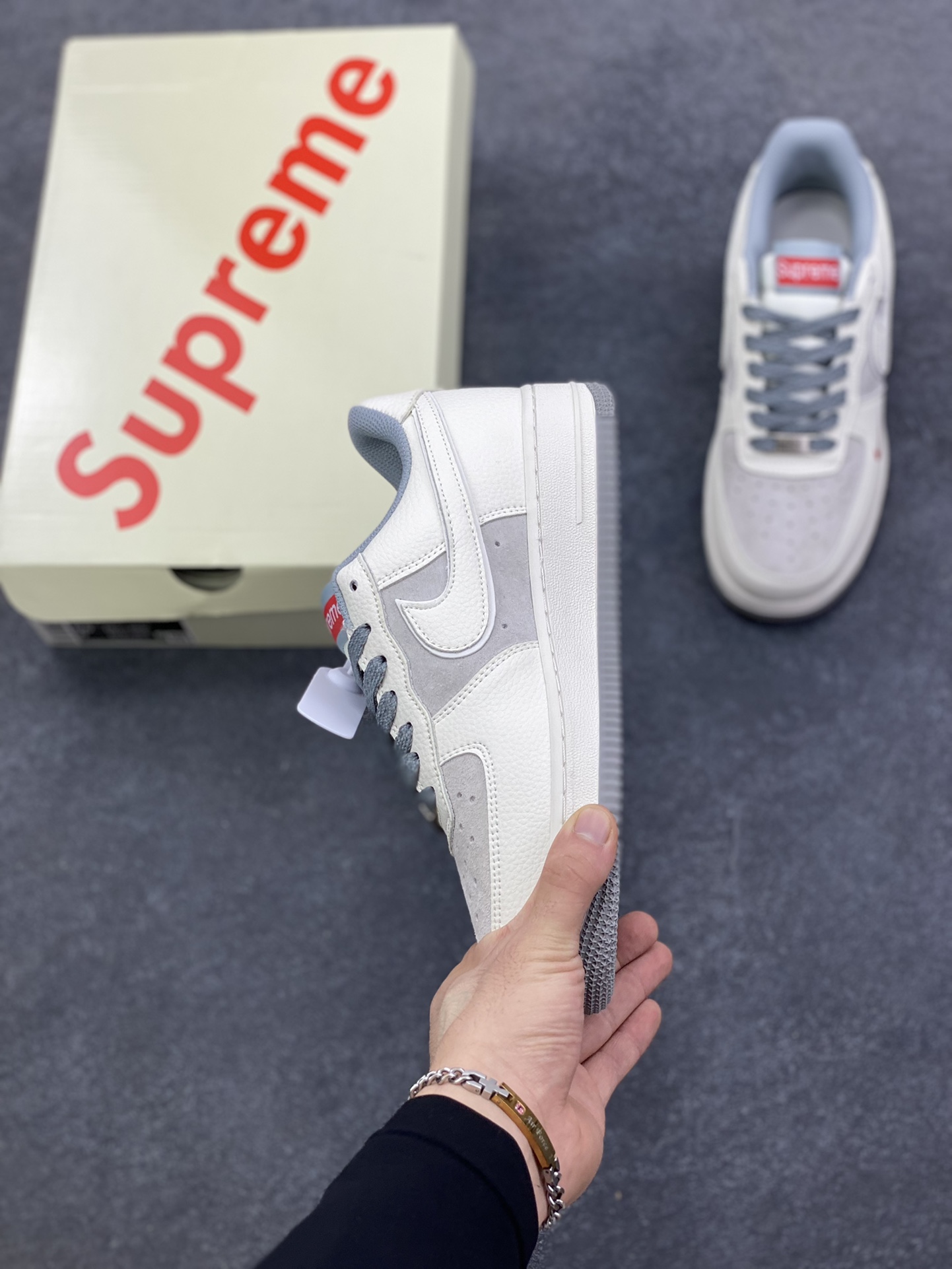 图片[3]-Nike Air Force 1 Low 空军一号低帮百搭休闲运动板鞋。柔软、弹性十足的缓震性能和出色的中底设计，横跨复古与现代的外型结合，造就出风靡全球三十多年的Force 1，直到今天还深受青睐。 货号：XS9225-106 尺码：36 36.5 37.5 38 38.5 39 40 40.5 41 42 42.5 43 44 44.5 45-选品中心