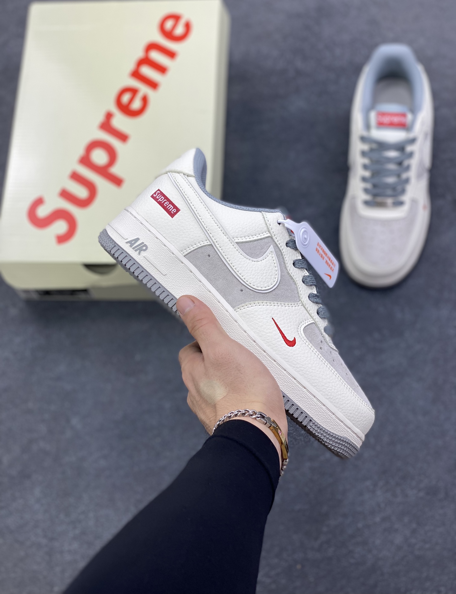 Nike Air Force 1 Low 空军一号低帮百搭休闲运动板鞋。柔软、弹性十足的缓震性能和出色的中底设计，横跨复古与现代的外型结合，造就出风靡全球三十多年的Force 1，直到今天还深受青睐。 货号：XS9225-106 尺码：36 36.5 37.5 38 38.5 39 40 40.5 41 42 42.5 43 44 44.5 45-选品中心