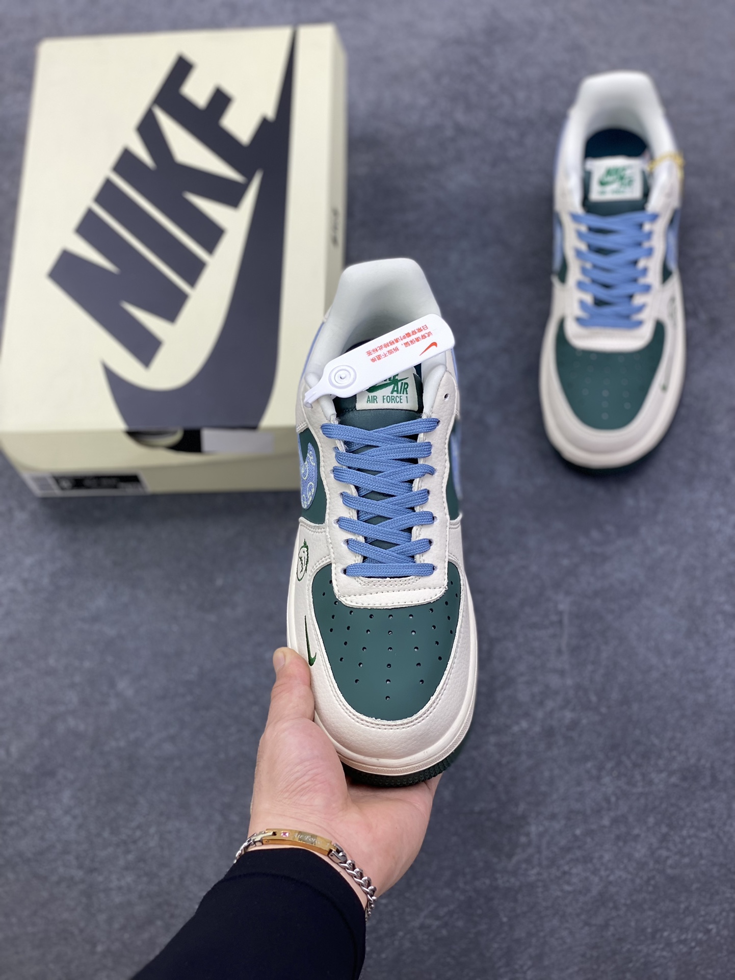图片[2]-NIke Air Force 1 \’07 Low “古驰联名——米绿花布勾”空军一号 低帮 运动鞋 休闲鞋 折边针车 工艺难度大 原楦头原纸板 原装鞋盒 定制五金配件 内置全掌气垫 原厂鞋底 货号：DD1982-300 尺码：36 36.5 37.5 38 38.5 39 40 40.5 41 42 42.5 43 44 44.5 45-选品中心