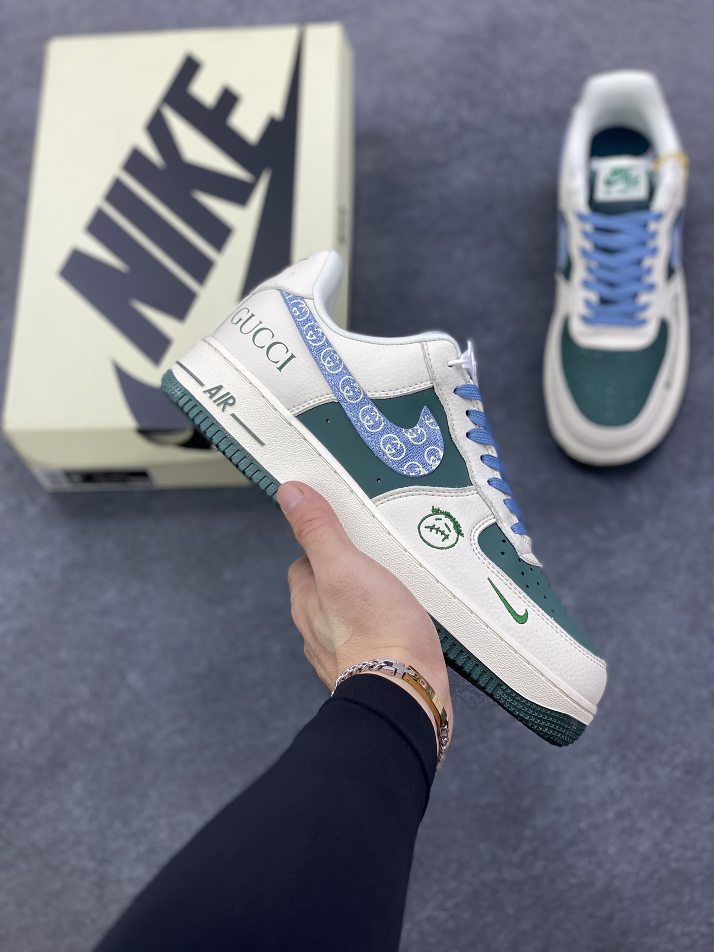 NIke Air Force 1 \’07 Low “古驰联名——米绿花布勾”空军一号 低帮 运动鞋 休闲鞋 折边针车 工艺难度大 原楦头原纸板 原装鞋盒 定制五金配件 内置全掌气垫 原厂鞋底 货号：DD1982-300 尺码：36 36.5 37.5 38 38.5 39 40 40.5 41 42 42.5 43 44 44.5 45-选品中心