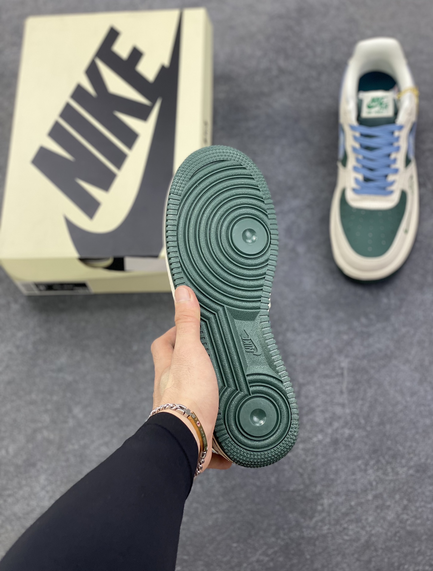 图片[5]-NIke Air Force 1 \’07 Low “古驰联名——米绿花布勾”空军一号 低帮 运动鞋 休闲鞋 折边针车 工艺难度大 原楦头原纸板 原装鞋盒 定制五金配件 内置全掌气垫 原厂鞋底 货号：DD1982-300 尺码：36 36.5 37.5 38 38.5 39 40 40.5 41 42 42.5 43 44 44.5 45-选品中心