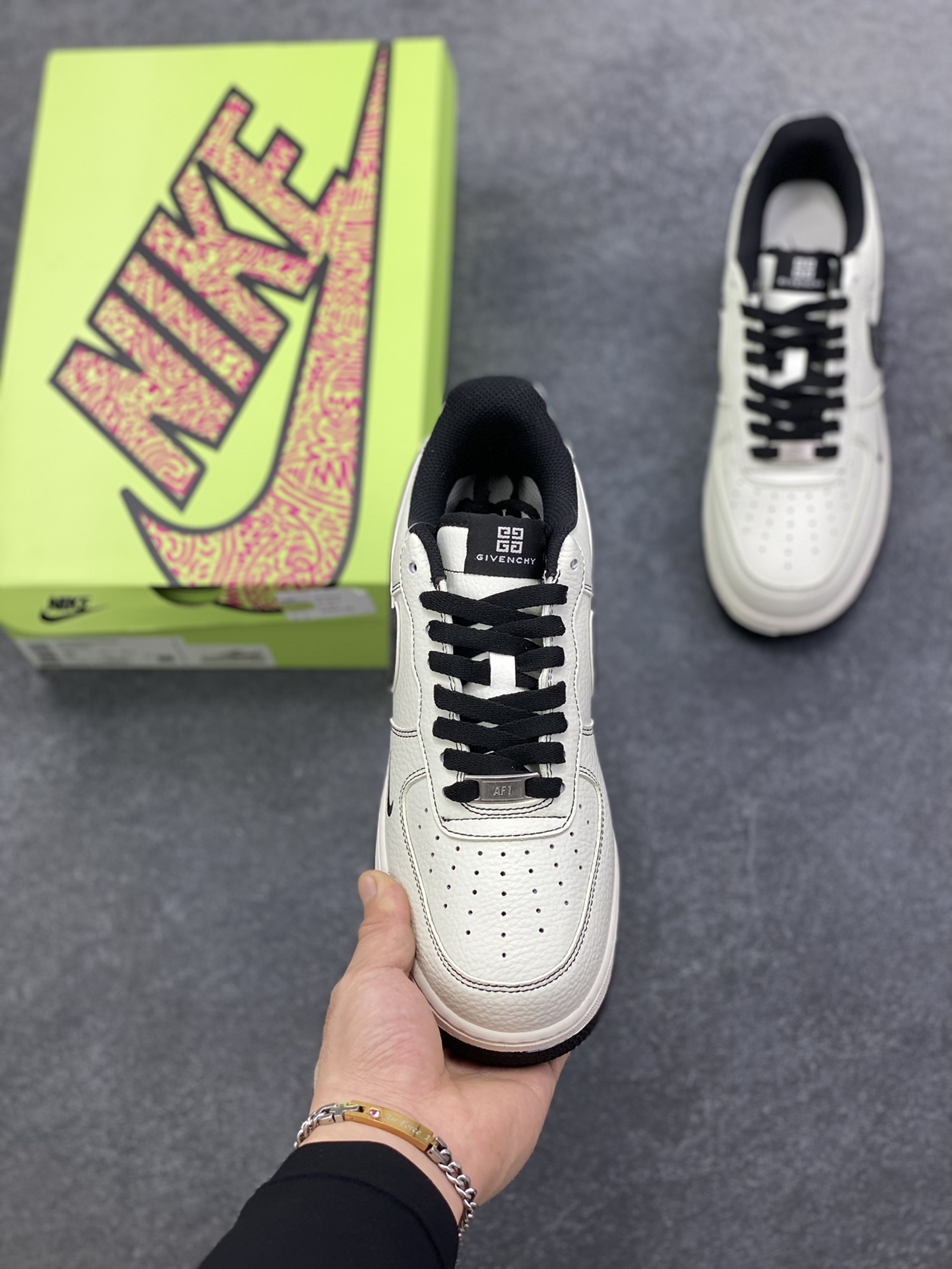 图片[2]-高端定制Nike Air Force 1 \’07 Low “纪梵希联名—米白黑灰双钩 ” 高端定制 低帮休闲板鞋 定制鞋盒 大厂纯原品质出货 超高清洁度 皮料切割干净无任何毛边 细节完美 货号：KX2532-506 尺码：36 36.5 37.5 38 38.5 39 40 40.5 41 42 42.5 43 44 44.5 45-选品中心