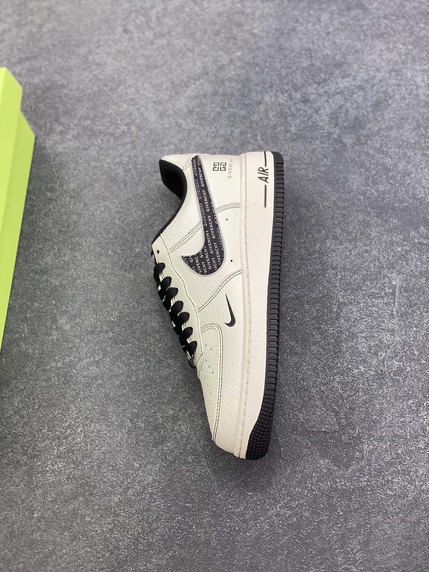 图片[7]-高端定制Nike Air Force 1 \’07 Low “纪梵希联名—米白黑灰双钩 ” 高端定制 低帮休闲板鞋 定制鞋盒 大厂纯原品质出货 超高清洁度 皮料切割干净无任何毛边 细节完美 货号：KX2532-506 尺码：36 36.5 37.5 38 38.5 39 40 40.5 41 42 42.5 43 44 44.5 45-选品中心