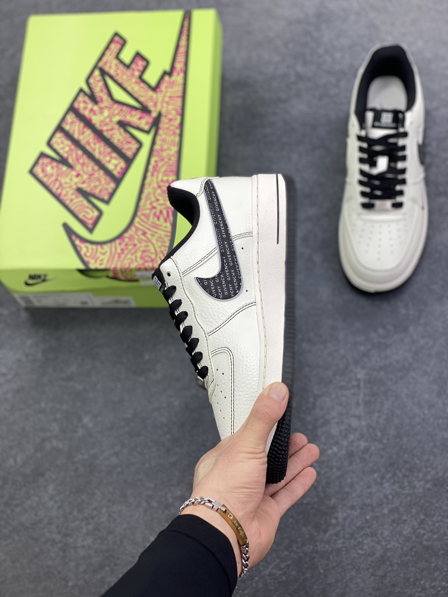 图片[3]-高端定制Nike Air Force 1 \’07 Low “纪梵希联名—米白黑灰双钩 ” 高端定制 低帮休闲板鞋 定制鞋盒 大厂纯原品质出货 超高清洁度 皮料切割干净无任何毛边 细节完美 货号：KX2532-506 尺码：36 36.5 37.5 38 38.5 39 40 40.5 41 42 42.5 43 44 44.5 45-选品中心