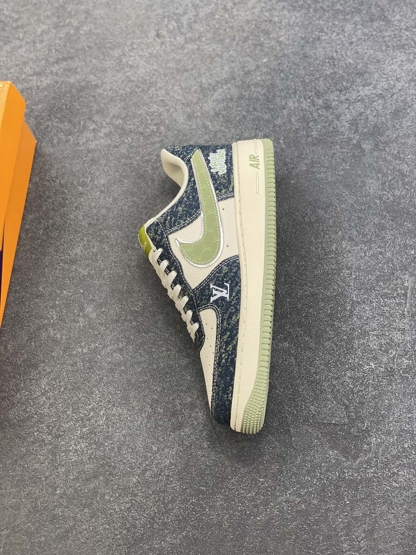 图片[7]-NIke Air Force 1 \’07 Low LV联名–青黛牛仔 空军一号低帮 运动鞋 休闲鞋 折边针车 工艺难度大 原楦头原纸板 高级牛仔 高端定制鞋盒 原厂鞋底 超高清洁度 细节完美 货号：DX1888-098 尺码：36 36.5 37.5 38 38.5 39 40 40.5 41 42 42.5 43 44 44.5 45-选品中心