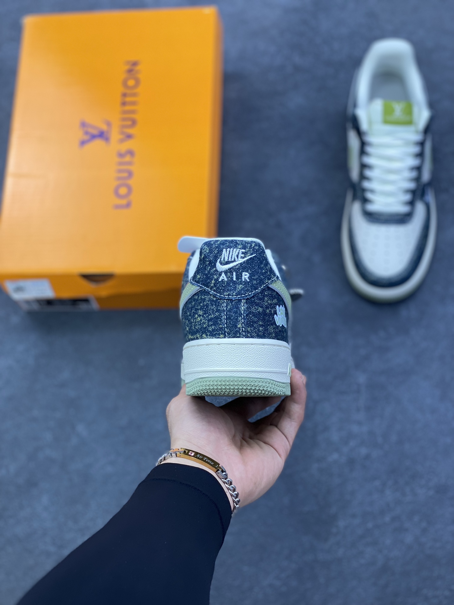 图片[4]-NIke Air Force 1 \’07 Low LV联名–青黛牛仔 空军一号低帮 运动鞋 休闲鞋 折边针车 工艺难度大 原楦头原纸板 高级牛仔 高端定制鞋盒 原厂鞋底 超高清洁度 细节完美 货号：DX1888-098 尺码：36 36.5 37.5 38 38.5 39 40 40.5 41 42 42.5 43 44 44.5 45-选品中心