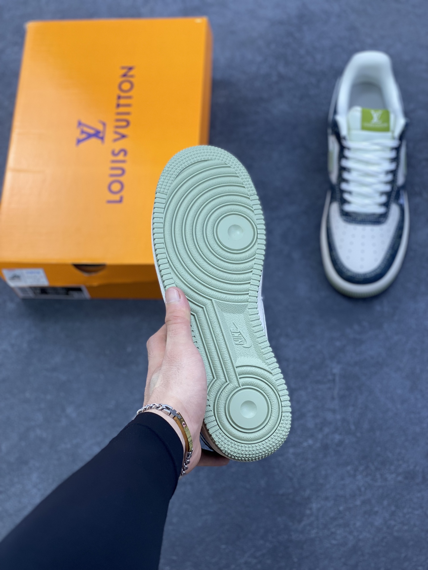 图片[5]-NIke Air Force 1 \’07 Low LV联名–青黛牛仔 空军一号低帮 运动鞋 休闲鞋 折边针车 工艺难度大 原楦头原纸板 高级牛仔 高端定制鞋盒 原厂鞋底 超高清洁度 细节完美 货号：DX1888-098 尺码：36 36.5 37.5 38 38.5 39 40 40.5 41 42 42.5 43 44 44.5 45-选品中心