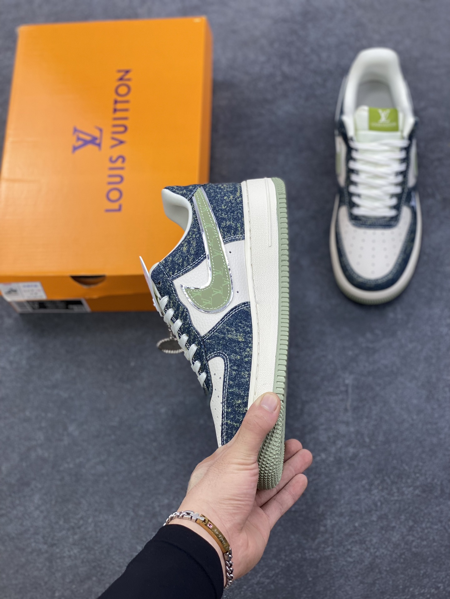 图片[3]-NIke Air Force 1 \’07 Low LV联名–青黛牛仔 空军一号低帮 运动鞋 休闲鞋 折边针车 工艺难度大 原楦头原纸板 高级牛仔 高端定制鞋盒 原厂鞋底 超高清洁度 细节完美 货号：DX1888-098 尺码：36 36.5 37.5 38 38.5 39 40 40.5 41 42 42.5 43 44 44.5 45-选品中心