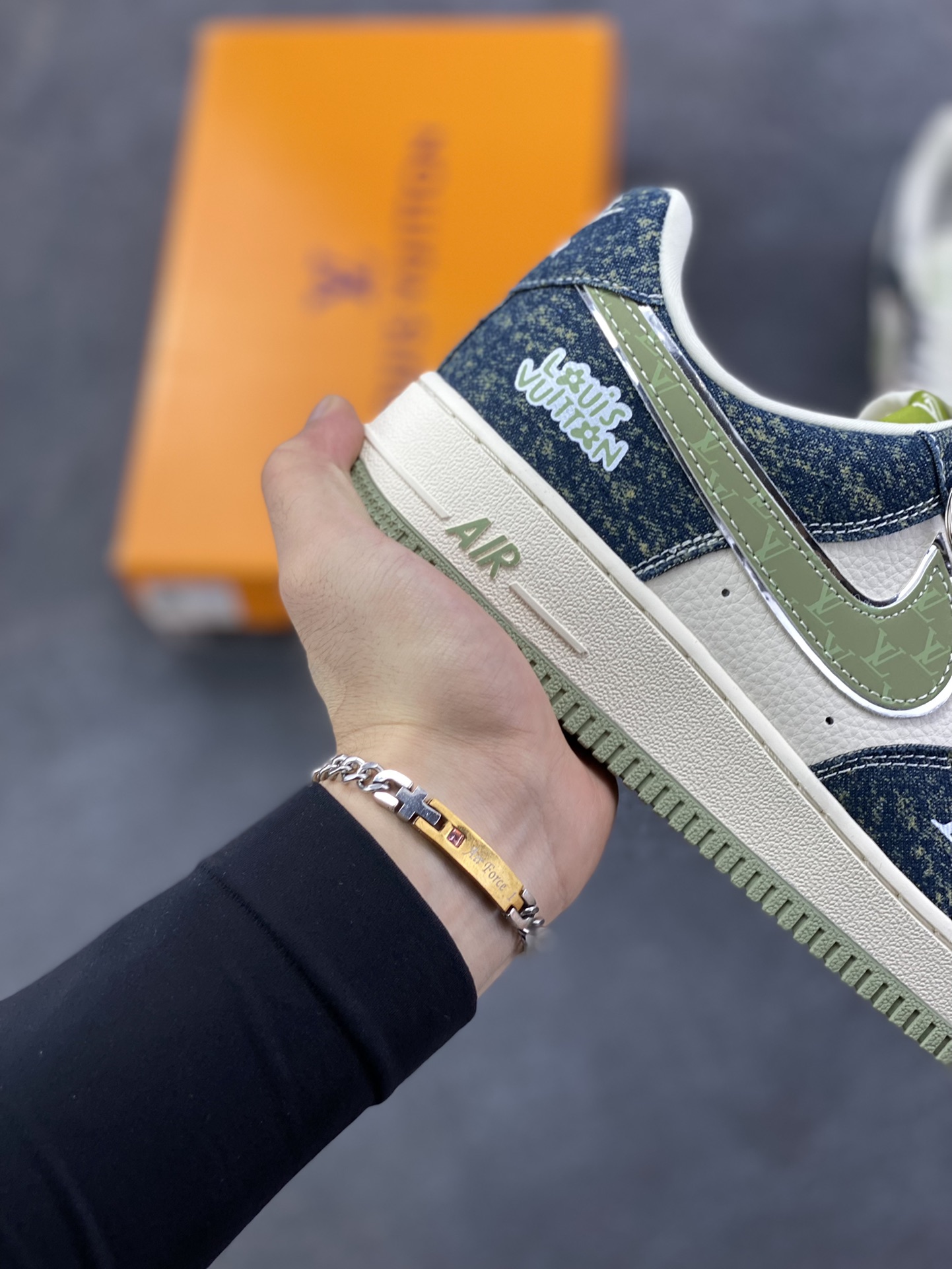 图片[6]-NIke Air Force 1 \’07 Low LV联名–青黛牛仔 空军一号低帮 运动鞋 休闲鞋 折边针车 工艺难度大 原楦头原纸板 高级牛仔 高端定制鞋盒 原厂鞋底 超高清洁度 细节完美 货号：DX1888-098 尺码：36 36.5 37.5 38 38.5 39 40 40.5 41 42 42.5 43 44 44.5 45-选品中心