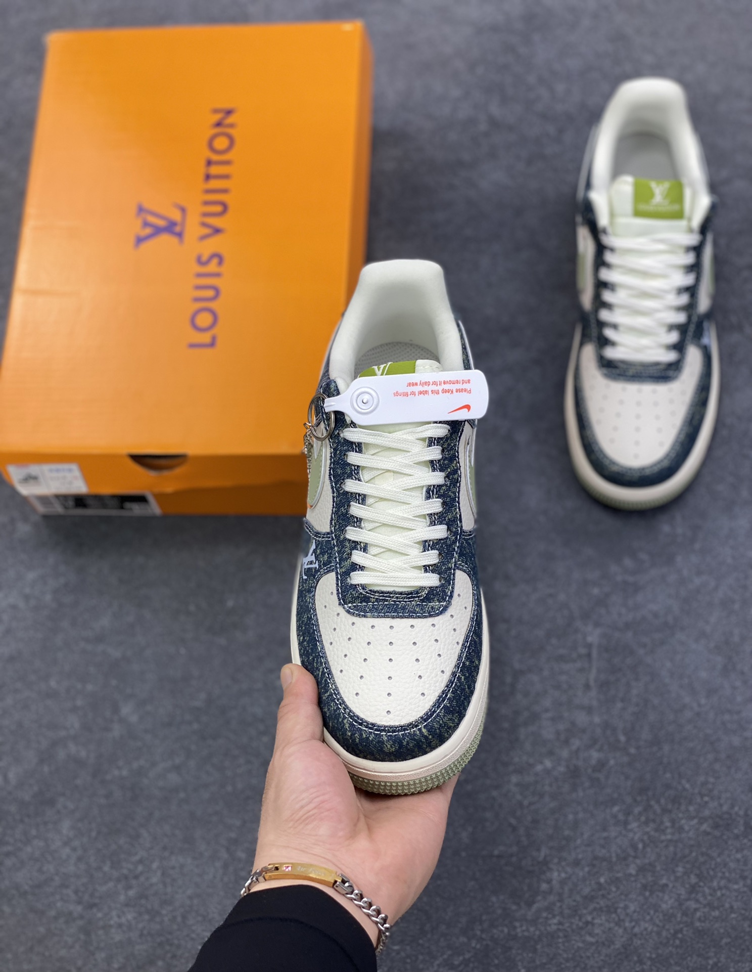 图片[2]-NIke Air Force 1 \’07 Low LV联名–青黛牛仔 空军一号低帮 运动鞋 休闲鞋 折边针车 工艺难度大 原楦头原纸板 高级牛仔 高端定制鞋盒 原厂鞋底 超高清洁度 细节完美 货号：DX1888-098 尺码：36 36.5 37.5 38 38.5 39 40 40.5 41 42 42.5 43 44 44.5 45-选品中心