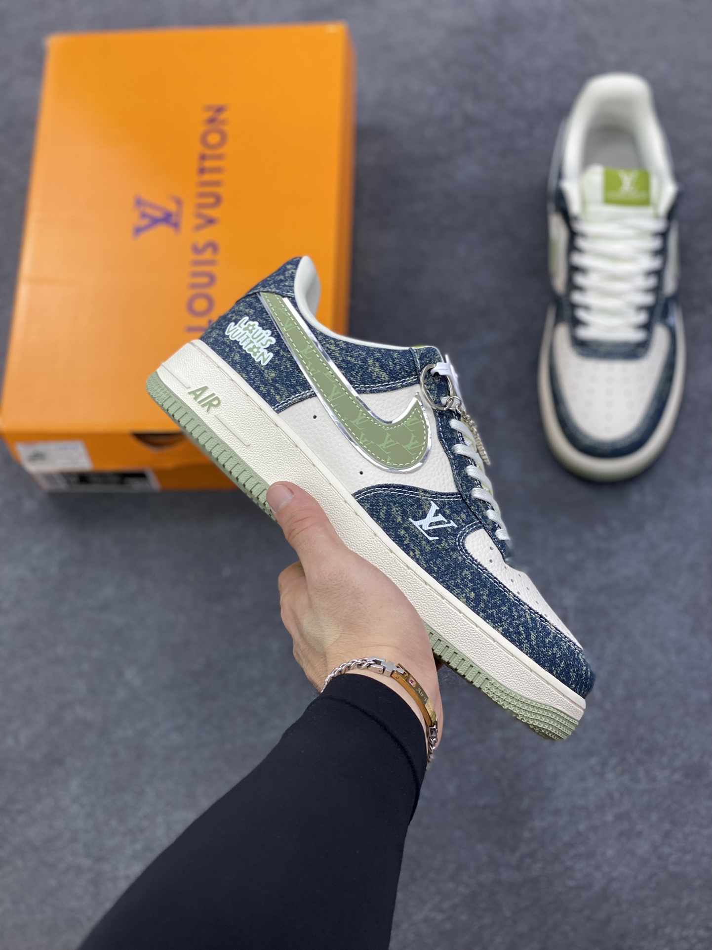 NIke Air Force 1 \'07 Low LV联名--青黛牛仔 空军一号低帮 运动鞋 休闲鞋 折边针车 工艺难度大 原楦头原纸板 高级牛仔 高端定制鞋盒 原厂鞋底 超高清洁度 细节完美 货号：DX1888-098 尺码：36 36.5 37.5 38 38.5 39 40 40.5 41 42 42.5 43 44 44.5 45-选品中心