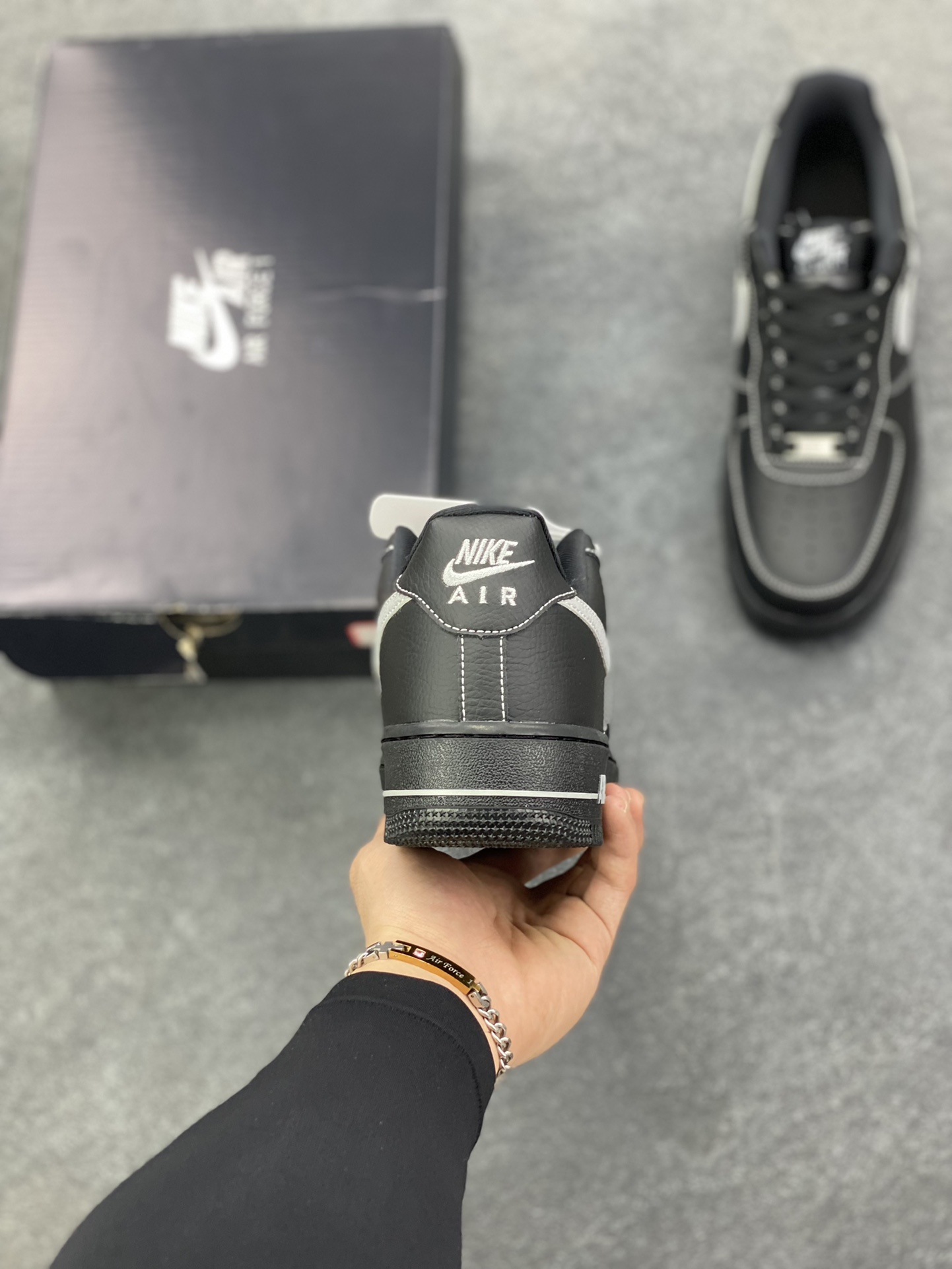 图片[4]-Nike Air Force 1 Low 黑灰 原楦头原纸板 打造纯正空军版型 专注外贸渠道 全掌内置蜂窝气垫 原盒配件 原厂中底钢印、拉帮完美 货号：HQ2037-006 尺码：36 36.5 37.5 38 38.5 39 40 40.5 41 42 42.5 43 44 44.5 45 46-选品中心