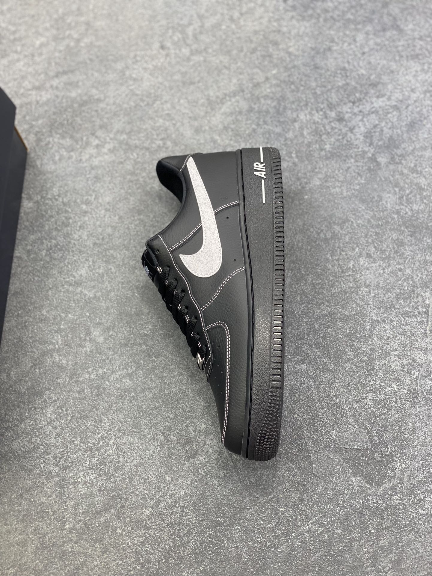 图片[7]-Nike Air Force 1 Low 黑灰 原楦头原纸板 打造纯正空军版型 专注外贸渠道 全掌内置蜂窝气垫 原盒配件 原厂中底钢印、拉帮完美 货号：HQ2037-006 尺码：36 36.5 37.5 38 38.5 39 40 40.5 41 42 42.5 43 44 44.5 45 46-选品中心