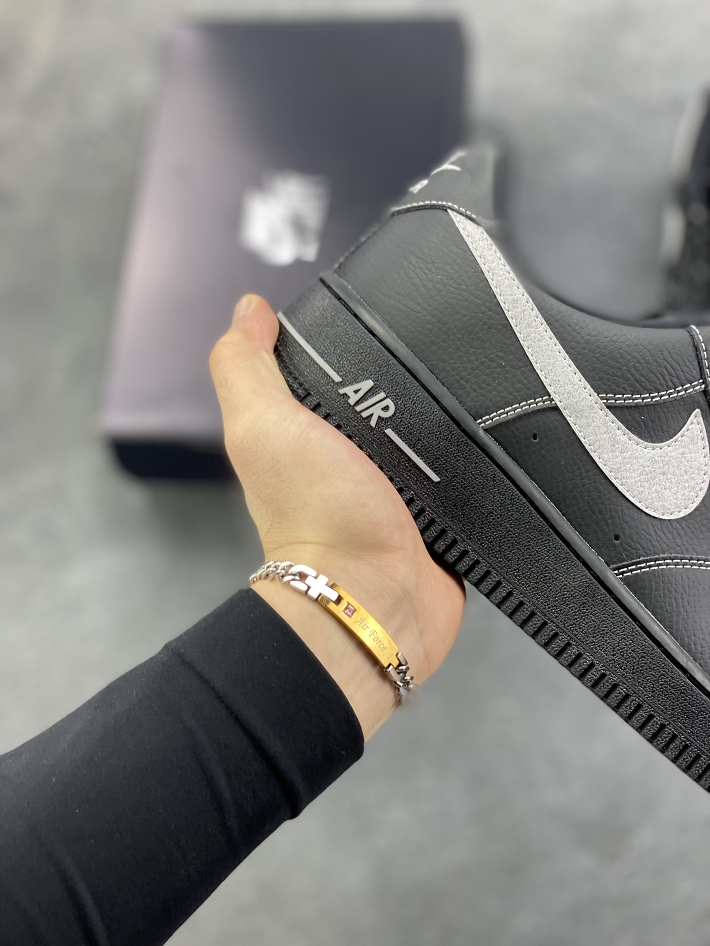 图片[6]-Nike Air Force 1 Low 黑灰 原楦头原纸板 打造纯正空军版型 专注外贸渠道 全掌内置蜂窝气垫 原盒配件 原厂中底钢印、拉帮完美 货号：HQ2037-006 尺码：36 36.5 37.5 38 38.5 39 40 40.5 41 42 42.5 43 44 44.5 45 46-选品中心