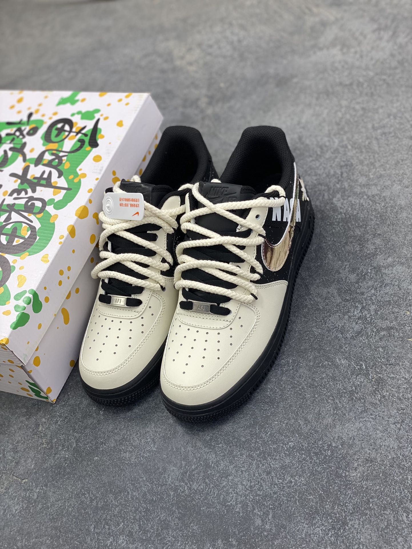 图片[8]-“木轨星舰”✨订制空军一号板鞋 该定制版球鞋选用原鞋款为Nike Air Force 1\’07空军一号低帮，此款定制鞋设计灵感来自于科幻元素星系系列，主题为遨游木星，以Air Force 1黑武士为蓝本，鞋头米白改色整体反差配色具有很强视觉冲击力，侧勾手绘木星纹路，更添一份质感和艺术气息，白色点缀的氛围设计如浩渺宇宙中的散落群星。 货号：DX2920-001 尺码：36 36.5 37.5 38 38.5 39 40 40.5 41 42 42.5 43 44 44.5 45-选品中心