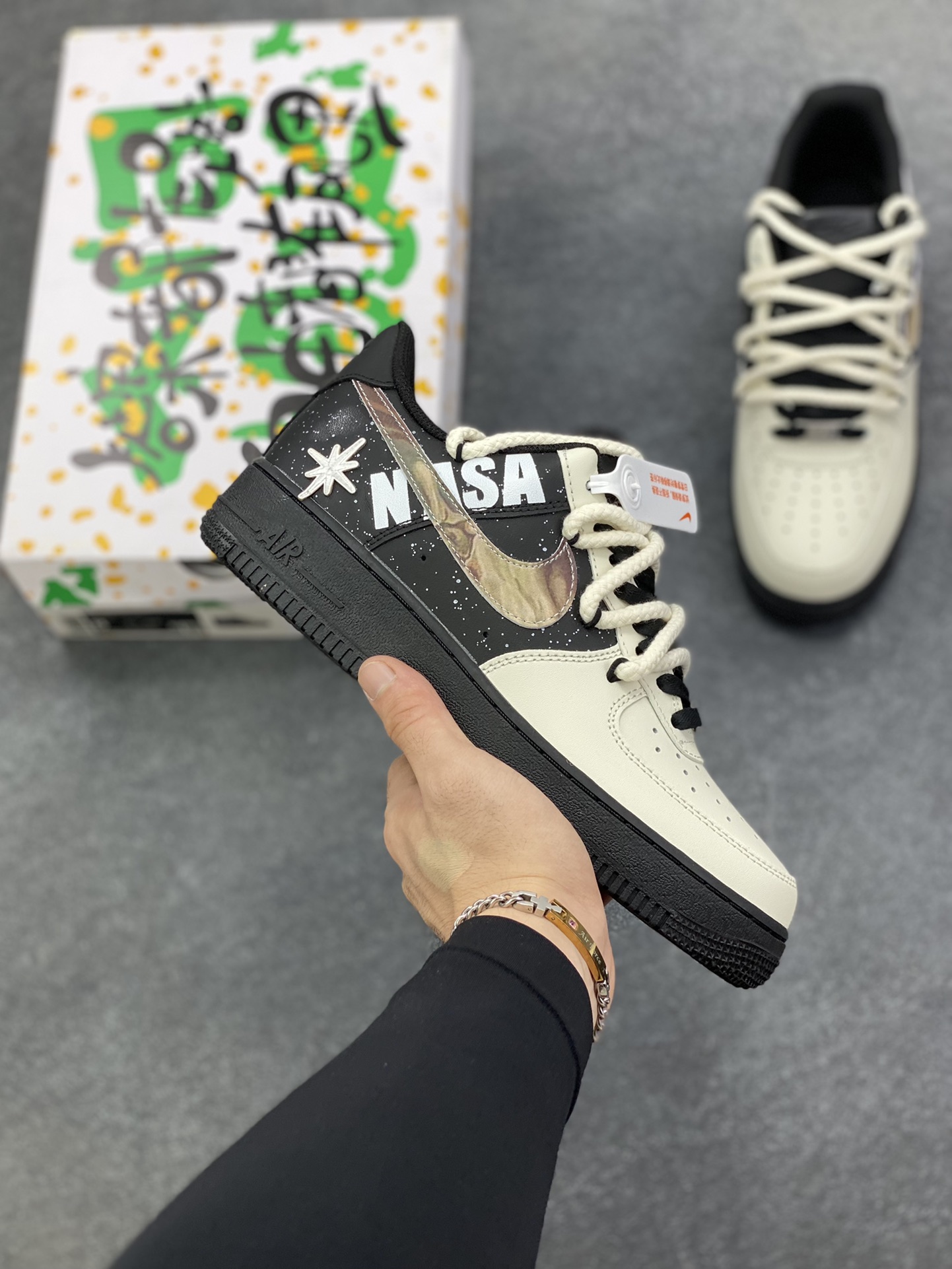“木轨星舰”✨订制空军一号板鞋 该定制版球鞋选用原鞋款为Nike Air Force 1\’07空军一号低帮，此款定制鞋设计灵感来自于科幻元素星系系列，主题为遨游木星，以Air Force 1黑武士为蓝本，鞋头米白改色整体反差配色具有很强视觉冲击力，侧勾手绘木星纹路，更添一份质感和艺术气息，白色点缀的氛围设计如浩渺宇宙中的散落群星。 货号：DX2920-001 尺码：36 36.5 37.5 38 38.5 39 40 40.5 41 42 42.5 43 44 44.5 45-选品中心