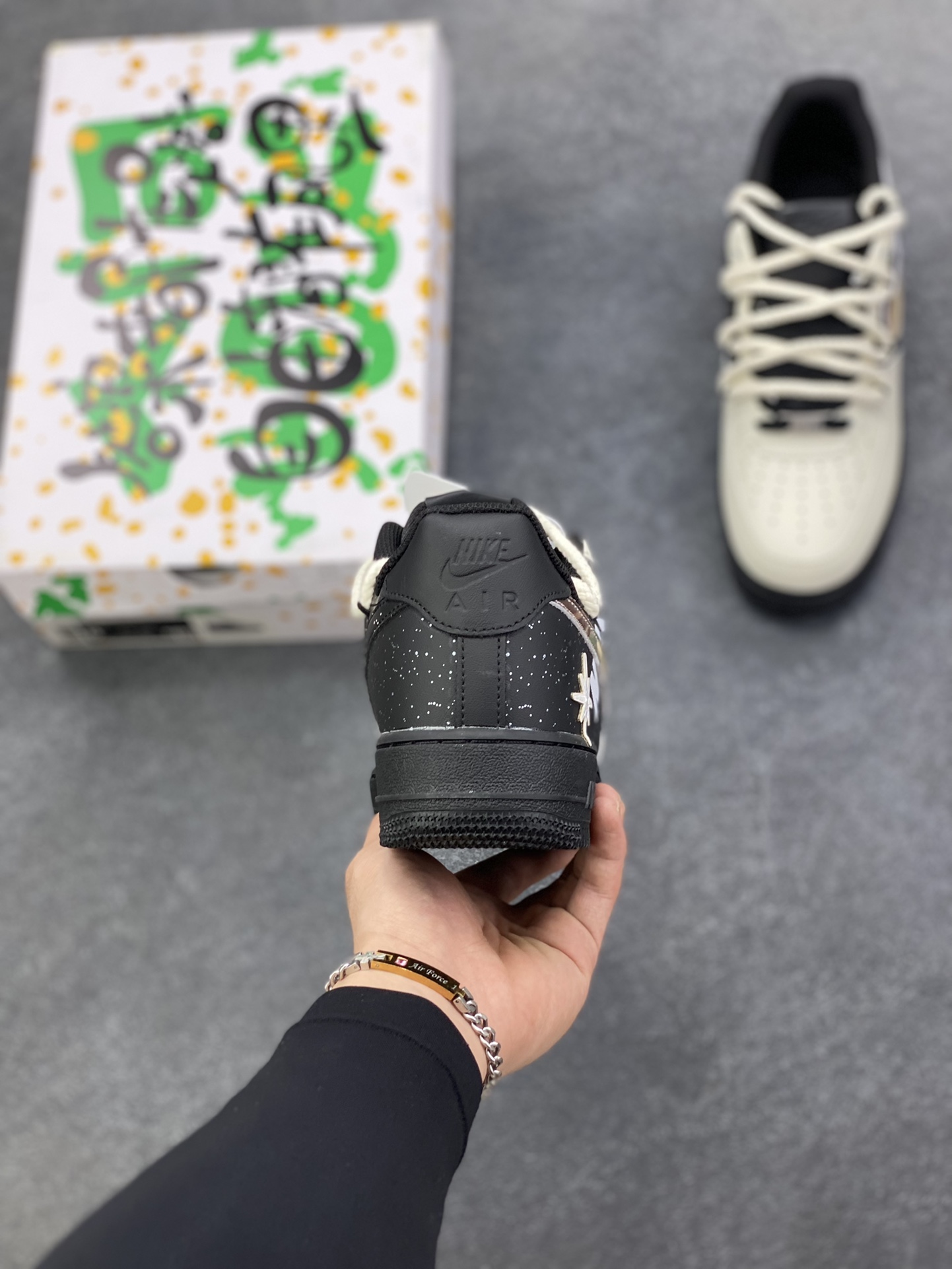 图片[4]-“木轨星舰”✨订制空军一号板鞋 该定制版球鞋选用原鞋款为Nike Air Force 1\’07空军一号低帮，此款定制鞋设计灵感来自于科幻元素星系系列，主题为遨游木星，以Air Force 1黑武士为蓝本，鞋头米白改色整体反差配色具有很强视觉冲击力，侧勾手绘木星纹路，更添一份质感和艺术气息，白色点缀的氛围设计如浩渺宇宙中的散落群星。 货号：DX2920-001 尺码：36 36.5 37.5 38 38.5 39 40 40.5 41 42 42.5 43 44 44.5 45-选品中心