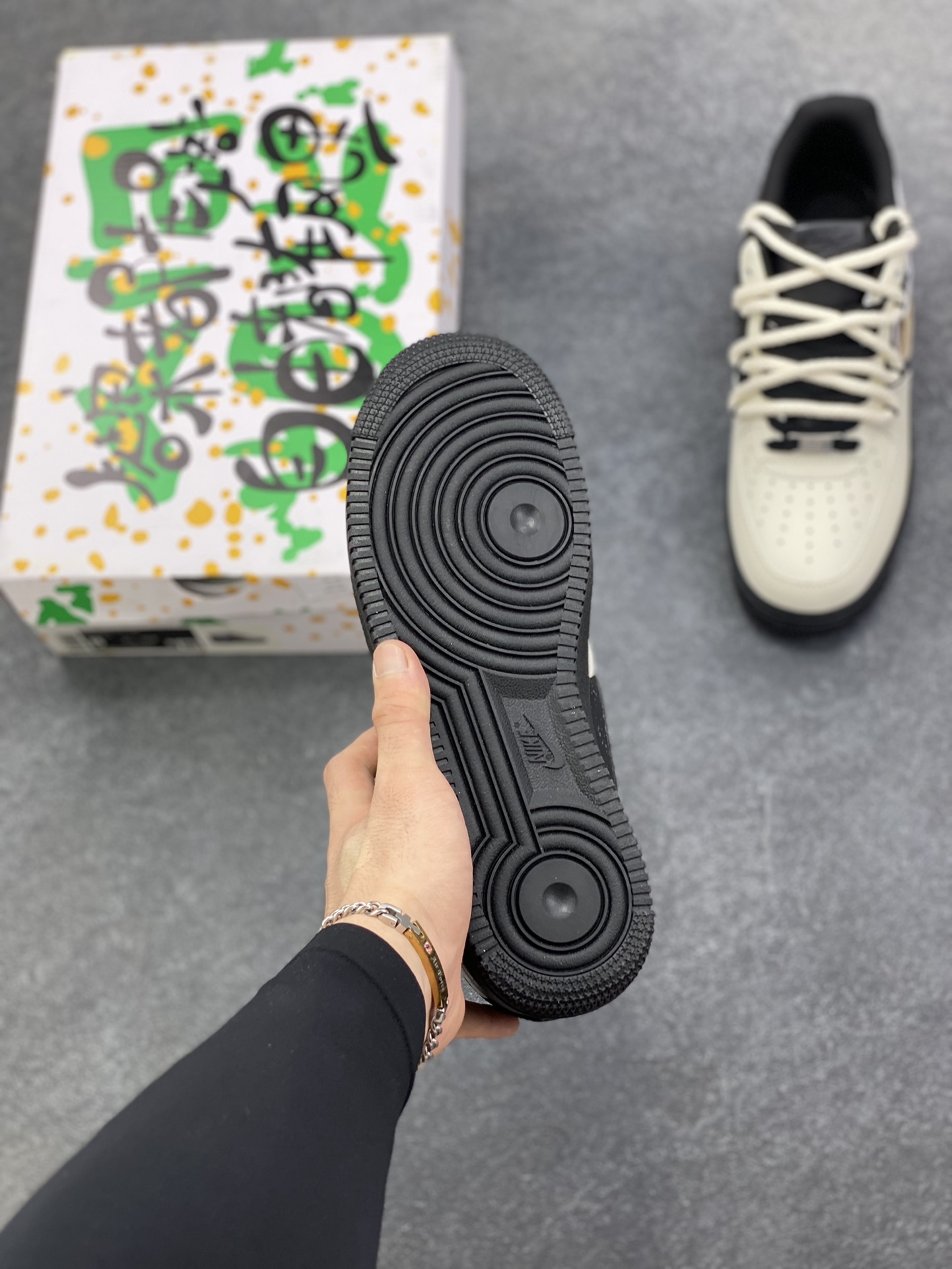 图片[5]-“木轨星舰”✨订制空军一号板鞋 该定制版球鞋选用原鞋款为Nike Air Force 1\’07空军一号低帮，此款定制鞋设计灵感来自于科幻元素星系系列，主题为遨游木星，以Air Force 1黑武士为蓝本，鞋头米白改色整体反差配色具有很强视觉冲击力，侧勾手绘木星纹路，更添一份质感和艺术气息，白色点缀的氛围设计如浩渺宇宙中的散落群星。 货号：DX2920-001 尺码：36 36.5 37.5 38 38.5 39 40 40.5 41 42 42.5 43 44 44.5 45-选品中心