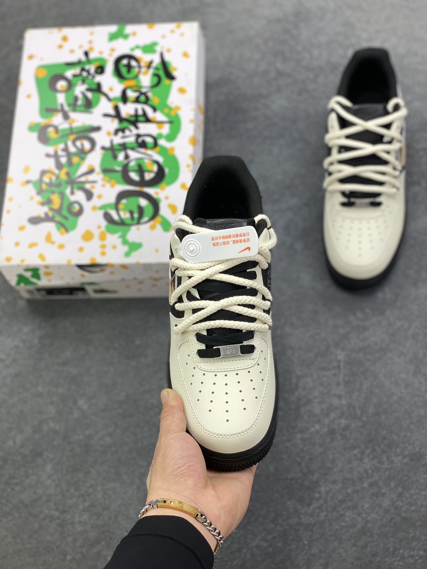 图片[2]-“木轨星舰”✨订制空军一号板鞋 该定制版球鞋选用原鞋款为Nike Air Force 1\’07空军一号低帮，此款定制鞋设计灵感来自于科幻元素星系系列，主题为遨游木星，以Air Force 1黑武士为蓝本，鞋头米白改色整体反差配色具有很强视觉冲击力，侧勾手绘木星纹路，更添一份质感和艺术气息，白色点缀的氛围设计如浩渺宇宙中的散落群星。 货号：DX2920-001 尺码：36 36.5 37.5 38 38.5 39 40 40.5 41 42 42.5 43 44 44.5 45-选品中心