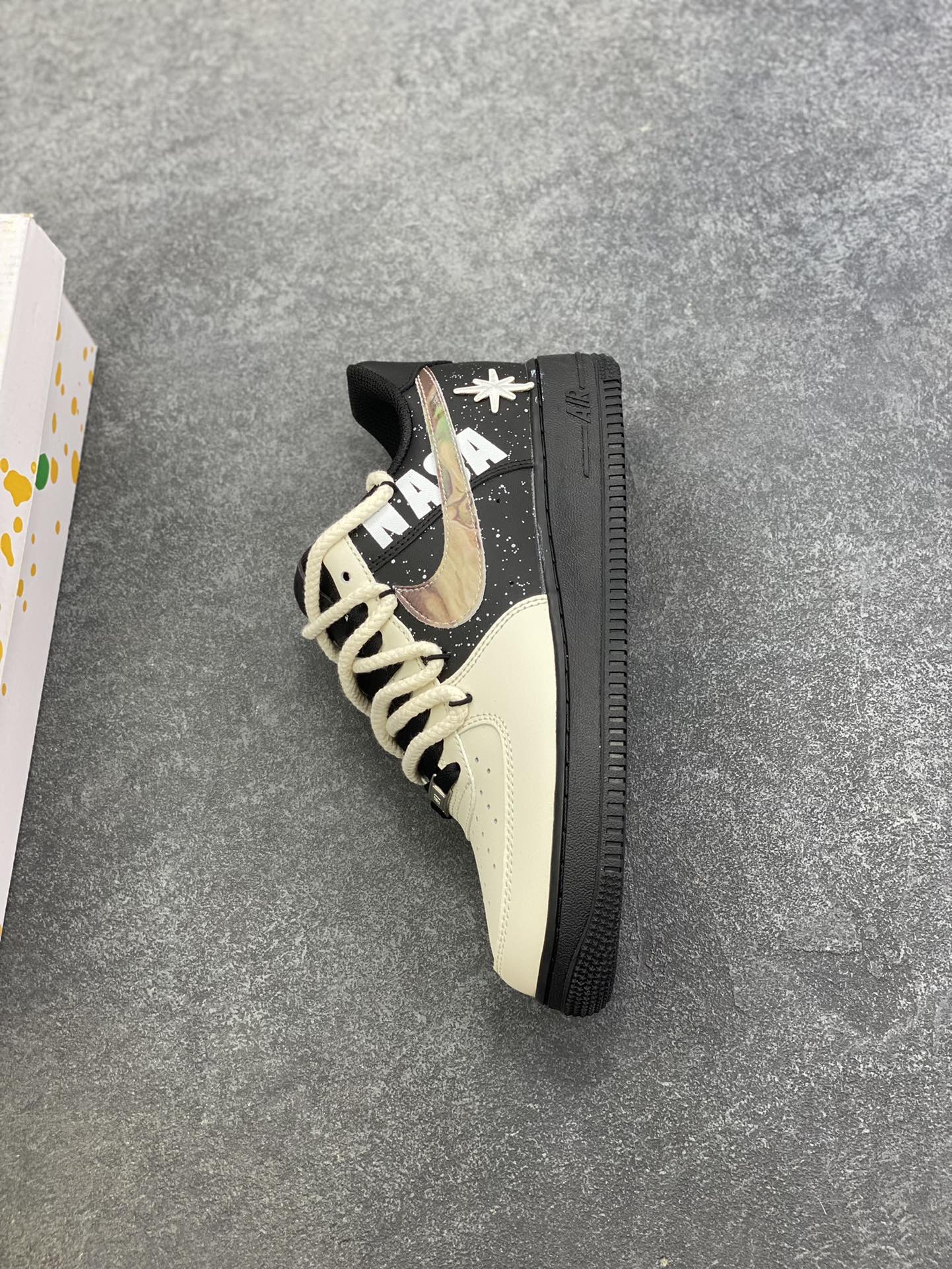 图片[7]-“木轨星舰”✨订制空军一号板鞋 该定制版球鞋选用原鞋款为Nike Air Force 1\’07空军一号低帮，此款定制鞋设计灵感来自于科幻元素星系系列，主题为遨游木星，以Air Force 1黑武士为蓝本，鞋头米白改色整体反差配色具有很强视觉冲击力，侧勾手绘木星纹路，更添一份质感和艺术气息，白色点缀的氛围设计如浩渺宇宙中的散落群星。 货号：DX2920-001 尺码：36 36.5 37.5 38 38.5 39 40 40.5 41 42 42.5 43 44 44.5 45-选品中心