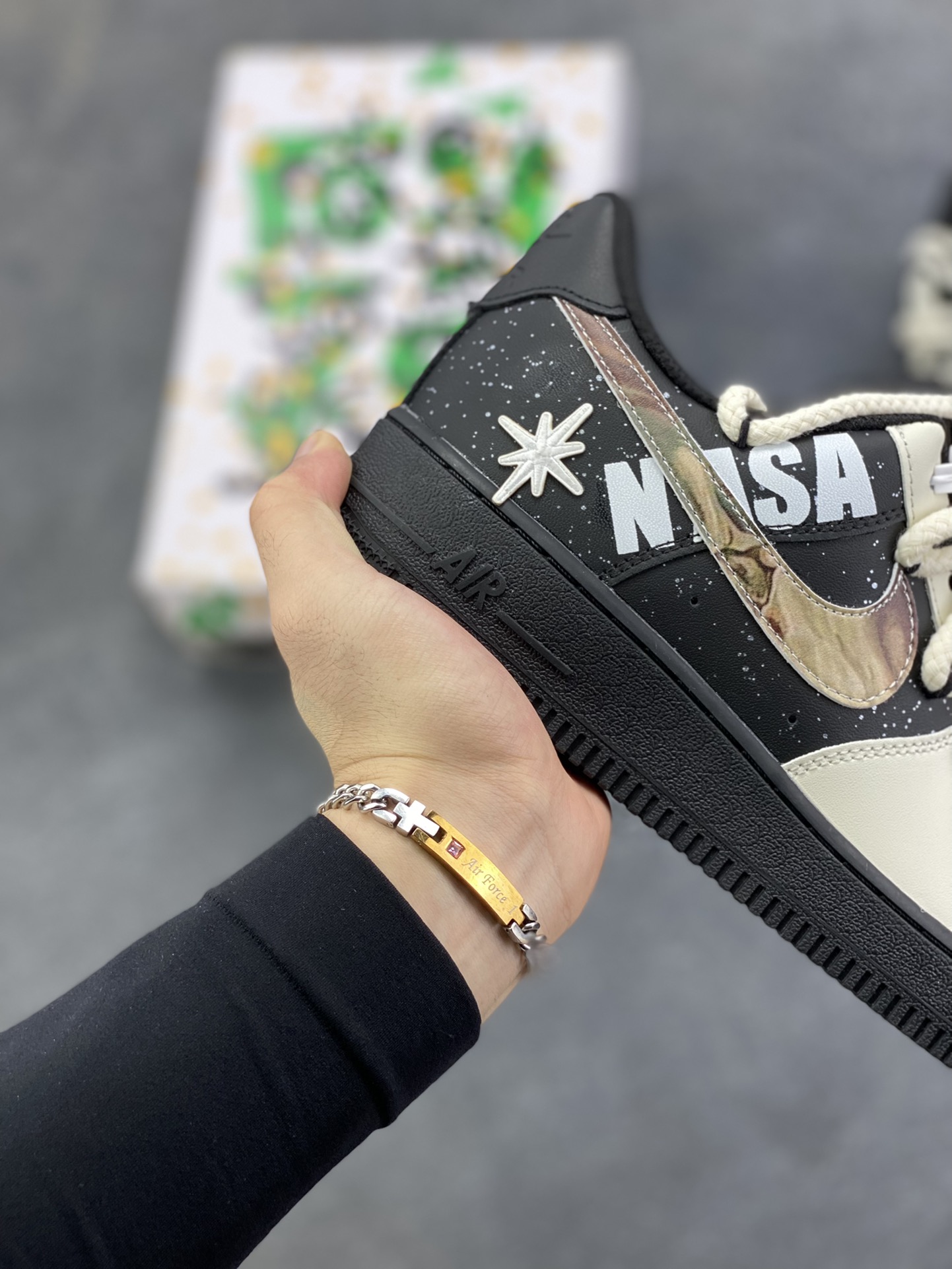 图片[6]-“木轨星舰”✨订制空军一号板鞋 该定制版球鞋选用原鞋款为Nike Air Force 1\’07空军一号低帮，此款定制鞋设计灵感来自于科幻元素星系系列，主题为遨游木星，以Air Force 1黑武士为蓝本，鞋头米白改色整体反差配色具有很强视觉冲击力，侧勾手绘木星纹路，更添一份质感和艺术气息，白色点缀的氛围设计如浩渺宇宙中的散落群星。 货号：DX2920-001 尺码：36 36.5 37.5 38 38.5 39 40 40.5 41 42 42.5 43 44 44.5 45-选品中心