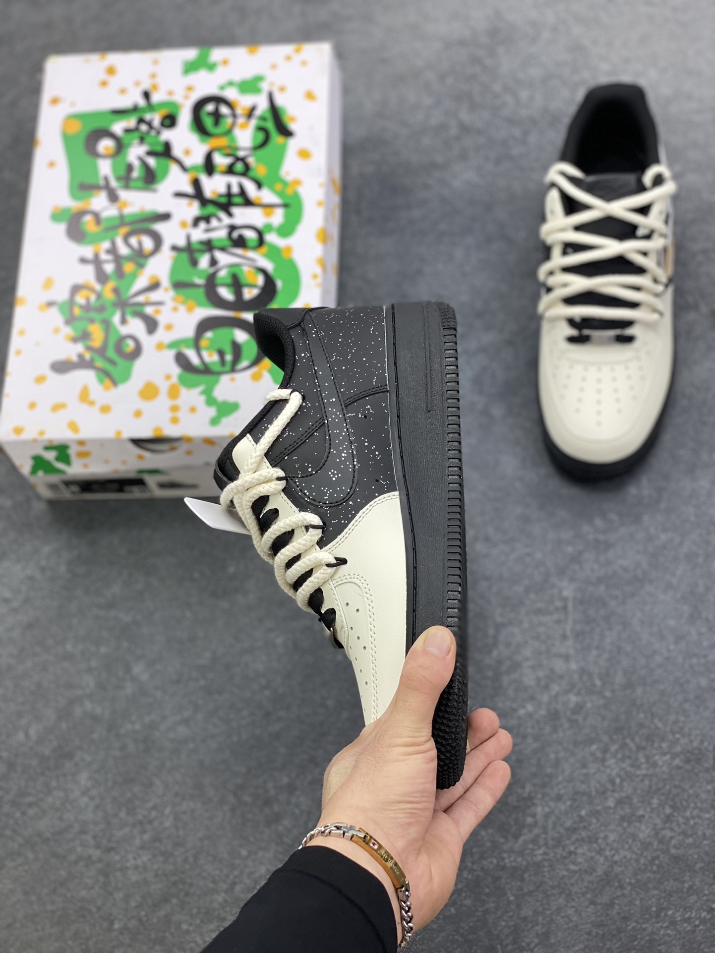 图片[3]-“木轨星舰”✨订制空军一号板鞋 该定制版球鞋选用原鞋款为Nike Air Force 1\’07空军一号低帮，此款定制鞋设计灵感来自于科幻元素星系系列，主题为遨游木星，以Air Force 1黑武士为蓝本，鞋头米白改色整体反差配色具有很强视觉冲击力，侧勾手绘木星纹路，更添一份质感和艺术气息，白色点缀的氛围设计如浩渺宇宙中的散落群星。 货号：DX2920-001 尺码：36 36.5 37.5 38 38.5 39 40 40.5 41 42 42.5 43 44 44.5 45-选品中心