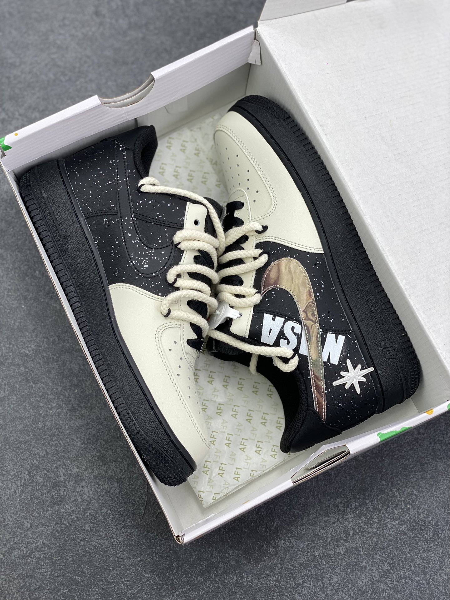 图片[9]-“木轨星舰”✨订制空军一号板鞋 该定制版球鞋选用原鞋款为Nike Air Force 1\’07空军一号低帮，此款定制鞋设计灵感来自于科幻元素星系系列，主题为遨游木星，以Air Force 1黑武士为蓝本，鞋头米白改色整体反差配色具有很强视觉冲击力，侧勾手绘木星纹路，更添一份质感和艺术气息，白色点缀的氛围设计如浩渺宇宙中的散落群星。 货号：DX2920-001 尺码：36 36.5 37.5 38 38.5 39 40 40.5 41 42 42.5 43 44 44.5 45-选品中心