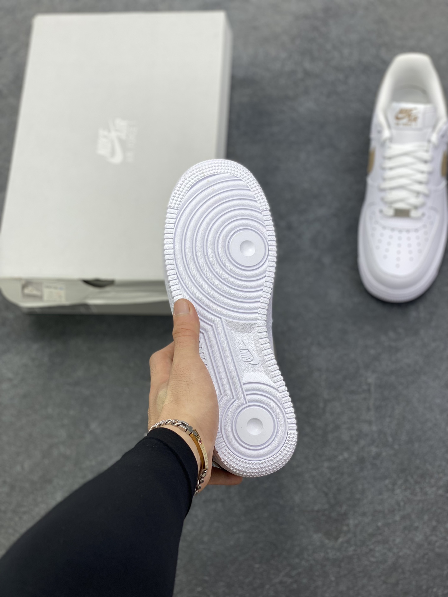 图片[5]-Nike Air Force 1‘07 Low 白腾黄 空军一号低帮休闲板鞋 原楦头原纸板 打造纯正空军版型#专注外贸渠道 全掌内置蜂窝气垫 #原盒配件 原厂中底钢印、拉帮完美 货号：FJ4146-120 尺码：36 36.5 37.5 38 38.5 39 40 40.5 41 42 42.5 43 44 44.5 45-选品中心