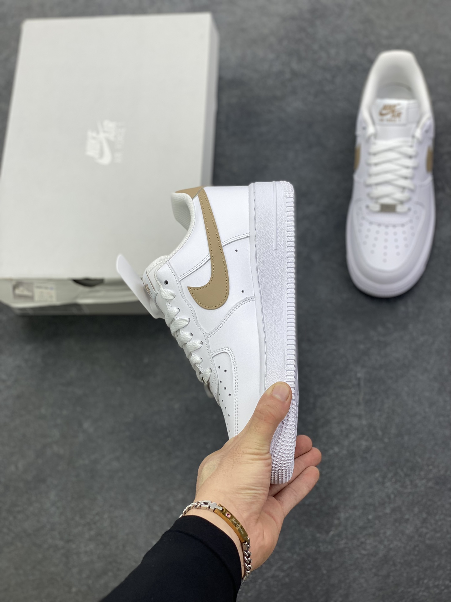 图片[3]-Nike Air Force 1‘07 Low 白腾黄 空军一号低帮休闲板鞋 原楦头原纸板 打造纯正空军版型#专注外贸渠道 全掌内置蜂窝气垫 #原盒配件 原厂中底钢印、拉帮完美 货号：FJ4146-120 尺码：36 36.5 37.5 38 38.5 39 40 40.5 41 42 42.5 43 44 44.5 45-选品中心