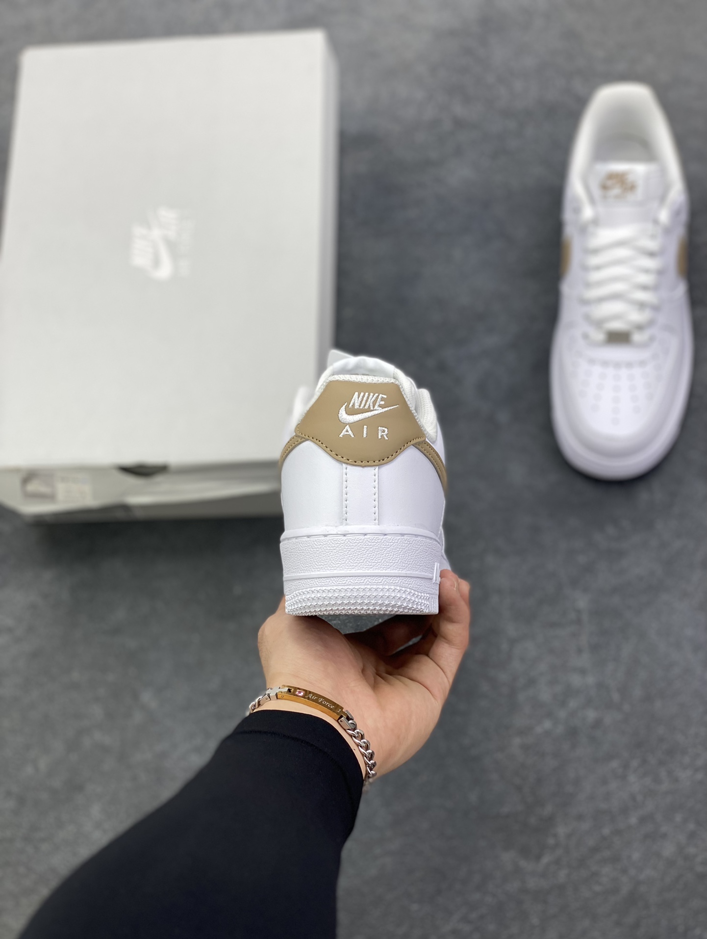 图片[4]-Nike Air Force 1‘07 Low 白腾黄 空军一号低帮休闲板鞋 原楦头原纸板 打造纯正空军版型#专注外贸渠道 全掌内置蜂窝气垫 #原盒配件 原厂中底钢印、拉帮完美 货号：FJ4146-120 尺码：36 36.5 37.5 38 38.5 39 40 40.5 41 42 42.5 43 44 44.5 45-选品中心