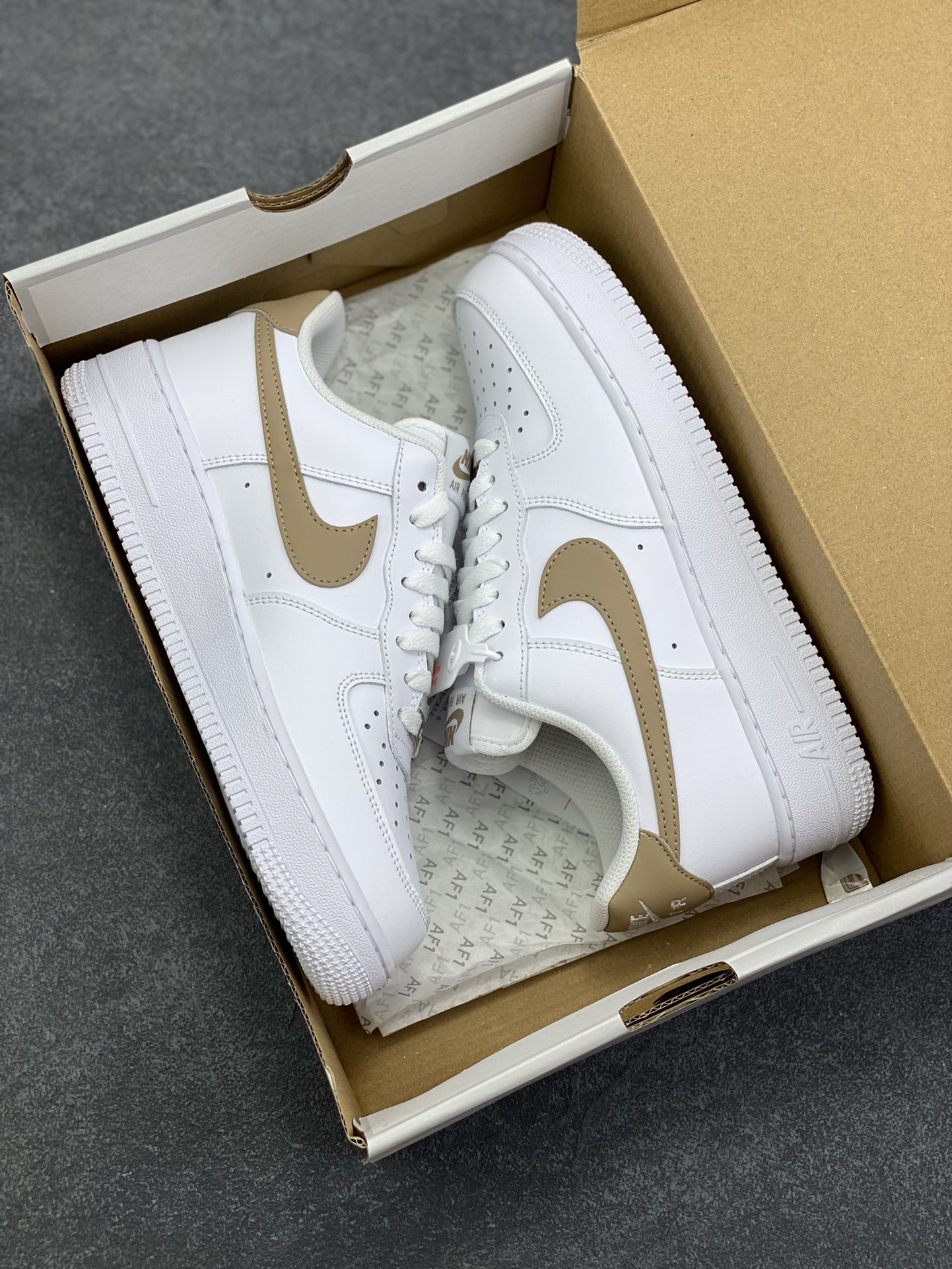 图片[9]-Nike Air Force 1‘07 Low 白腾黄 空军一号低帮休闲板鞋 原楦头原纸板 打造纯正空军版型#专注外贸渠道 全掌内置蜂窝气垫 #原盒配件 原厂中底钢印、拉帮完美 货号：FJ4146-120 尺码：36 36.5 37.5 38 38.5 39 40 40.5 41 42 42.5 43 44 44.5 45-选品中心