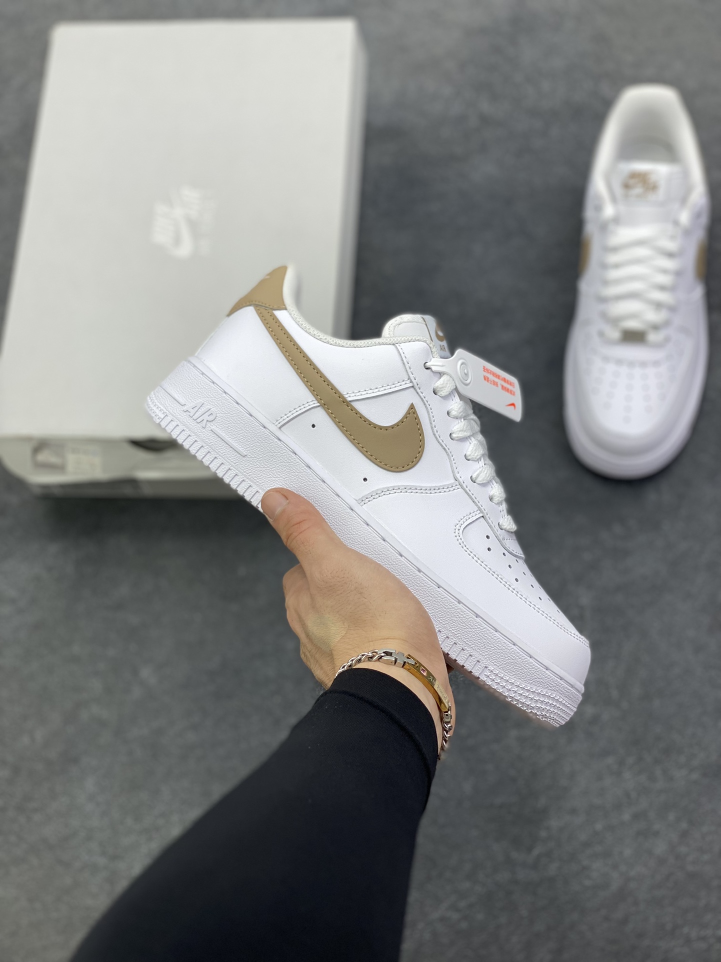 Nike Air Force 1‘07 Low 白腾黄 空军一号低帮休闲板鞋 原楦头原纸板 打造纯正空军版型#专注外贸渠道 全掌内置蜂窝气垫 #原盒配件 原厂中底钢印、拉帮完美 货号：FJ4146-120 尺码：36 36.5 37.5 38 38.5 39 40 40.5 41 42 42.5 43 44 44.5 45-选品中心