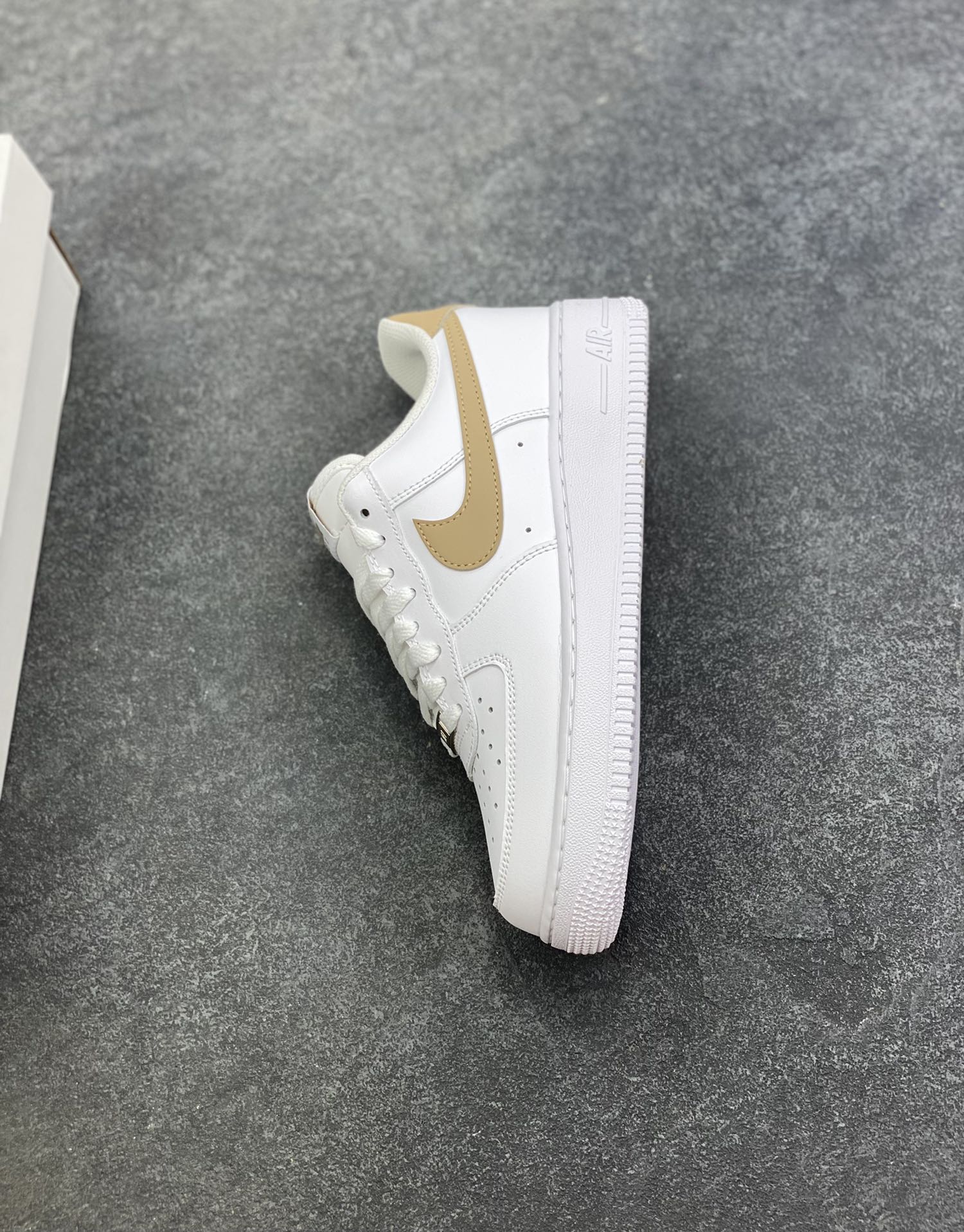 图片[7]-Nike Air Force 1‘07 Low 白腾黄 空军一号低帮休闲板鞋 原楦头原纸板 打造纯正空军版型#专注外贸渠道 全掌内置蜂窝气垫 #原盒配件 原厂中底钢印、拉帮完美 货号：FJ4146-120 尺码：36 36.5 37.5 38 38.5 39 40 40.5 41 42 42.5 43 44 44.5 45-选品中心