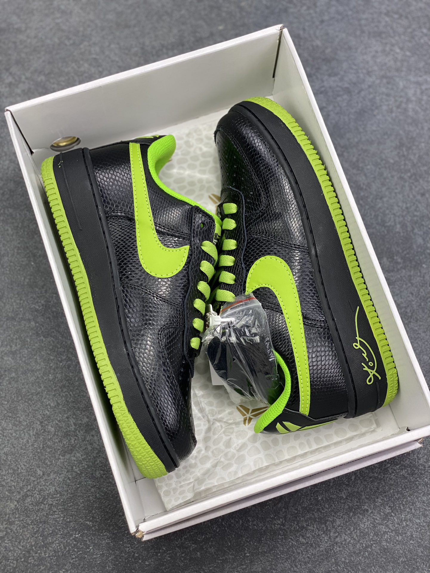 图片[9]-Nike Air Force 1 Low 科比 空军一号低帮运动休闲板鞋 原楦头原纸板 打造纯正空军版型 专注外贸渠道 全掌内置蜂窝气垫 原盒配件 原厂中底钢印、拉帮完美 货号：HV9409-001 尺码：36 36.5 37.5 38 38.5 39 40 40.5 41 42 42.5 43 44 44.5 45-选品中心