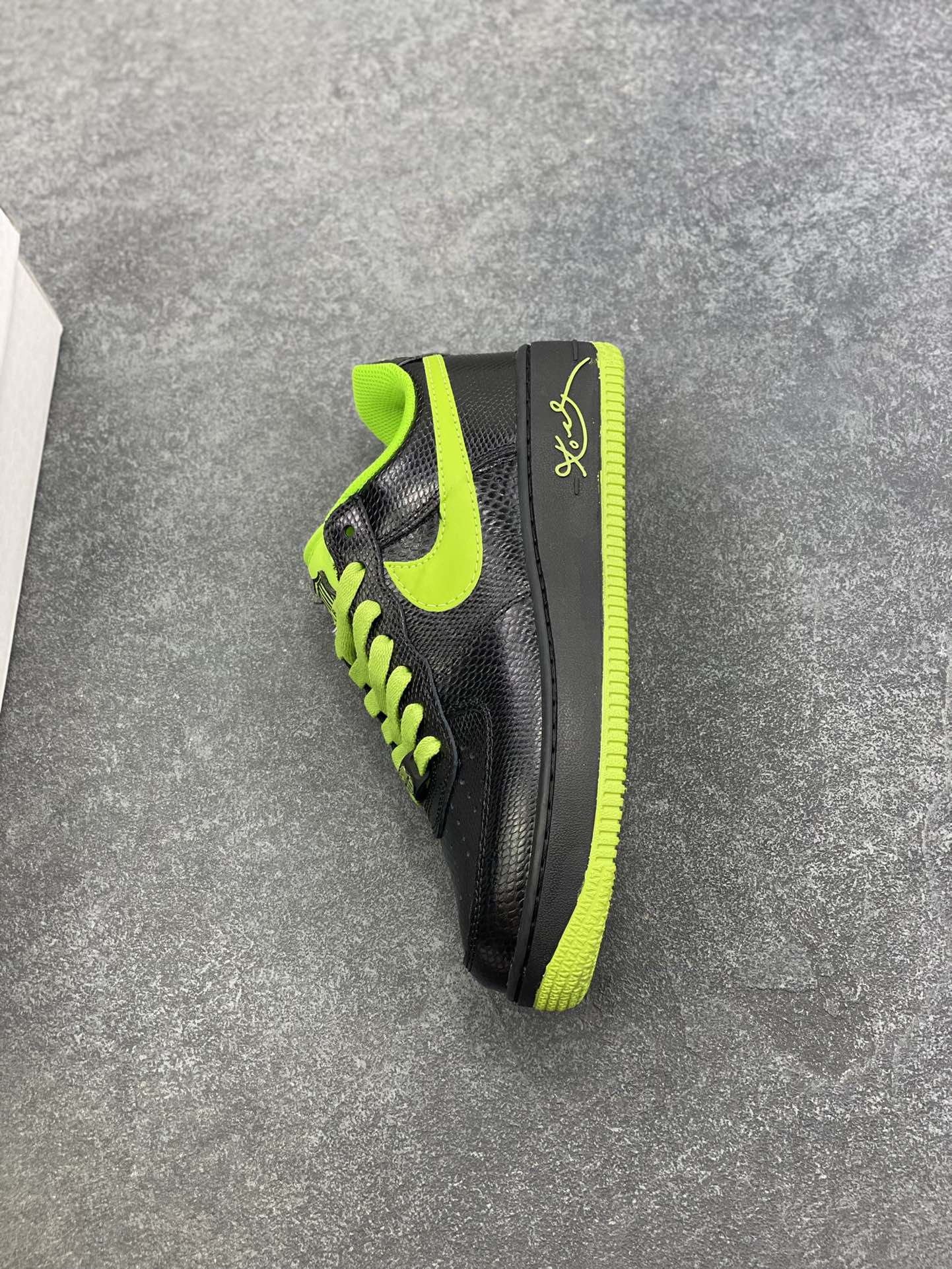 图片[7]-Nike Air Force 1 Low 科比 空军一号低帮运动休闲板鞋 原楦头原纸板 打造纯正空军版型 专注外贸渠道 全掌内置蜂窝气垫 原盒配件 原厂中底钢印、拉帮完美 货号：HV9409-001 尺码：36 36.5 37.5 38 38.5 39 40 40.5 41 42 42.5 43 44 44.5 45-选品中心