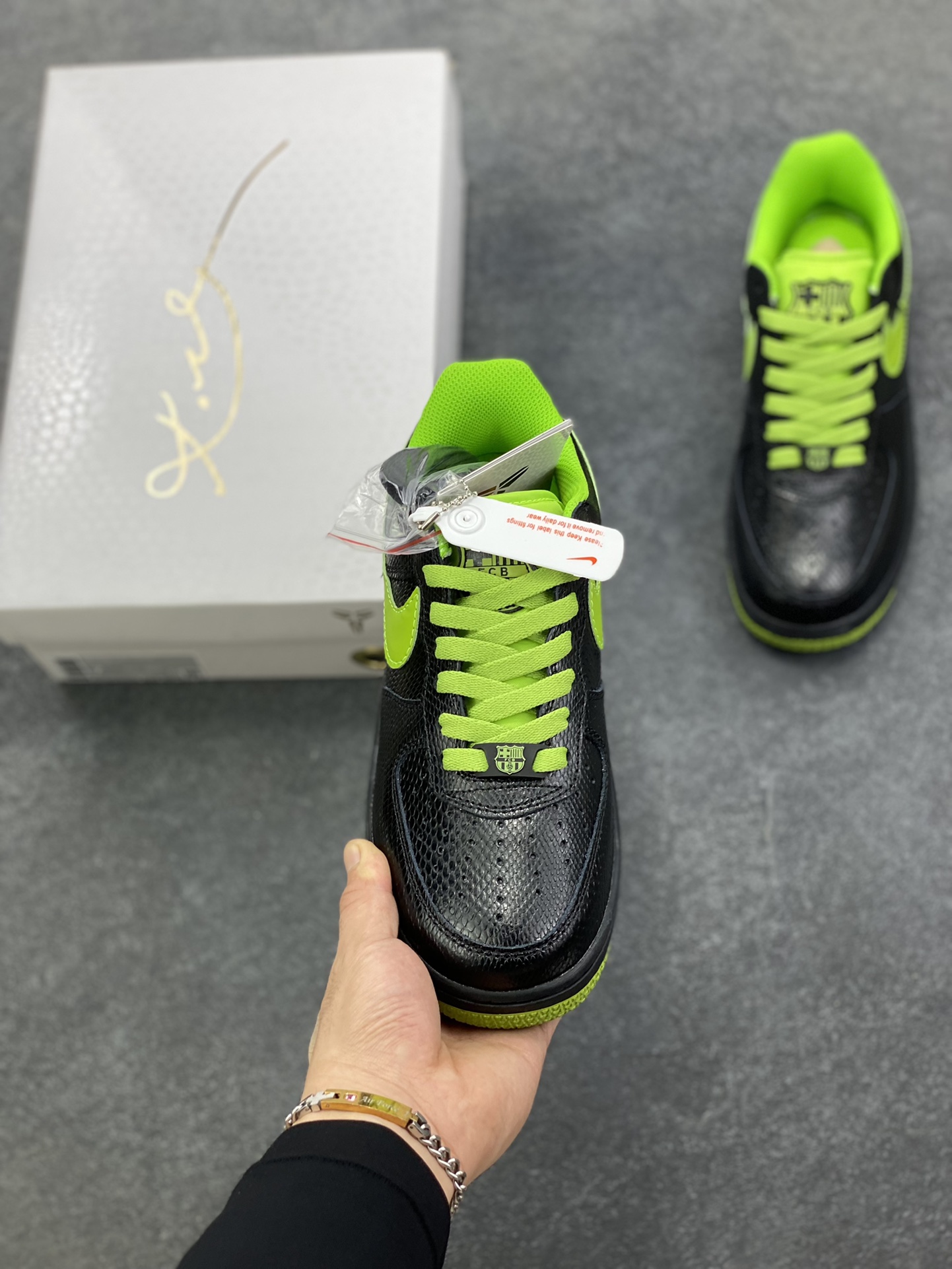 图片[2]-Nike Air Force 1 Low 科比 空军一号低帮运动休闲板鞋 原楦头原纸板 打造纯正空军版型 专注外贸渠道 全掌内置蜂窝气垫 原盒配件 原厂中底钢印、拉帮完美 货号：HV9409-001 尺码：36 36.5 37.5 38 38.5 39 40 40.5 41 42 42.5 43 44 44.5 45-选品中心