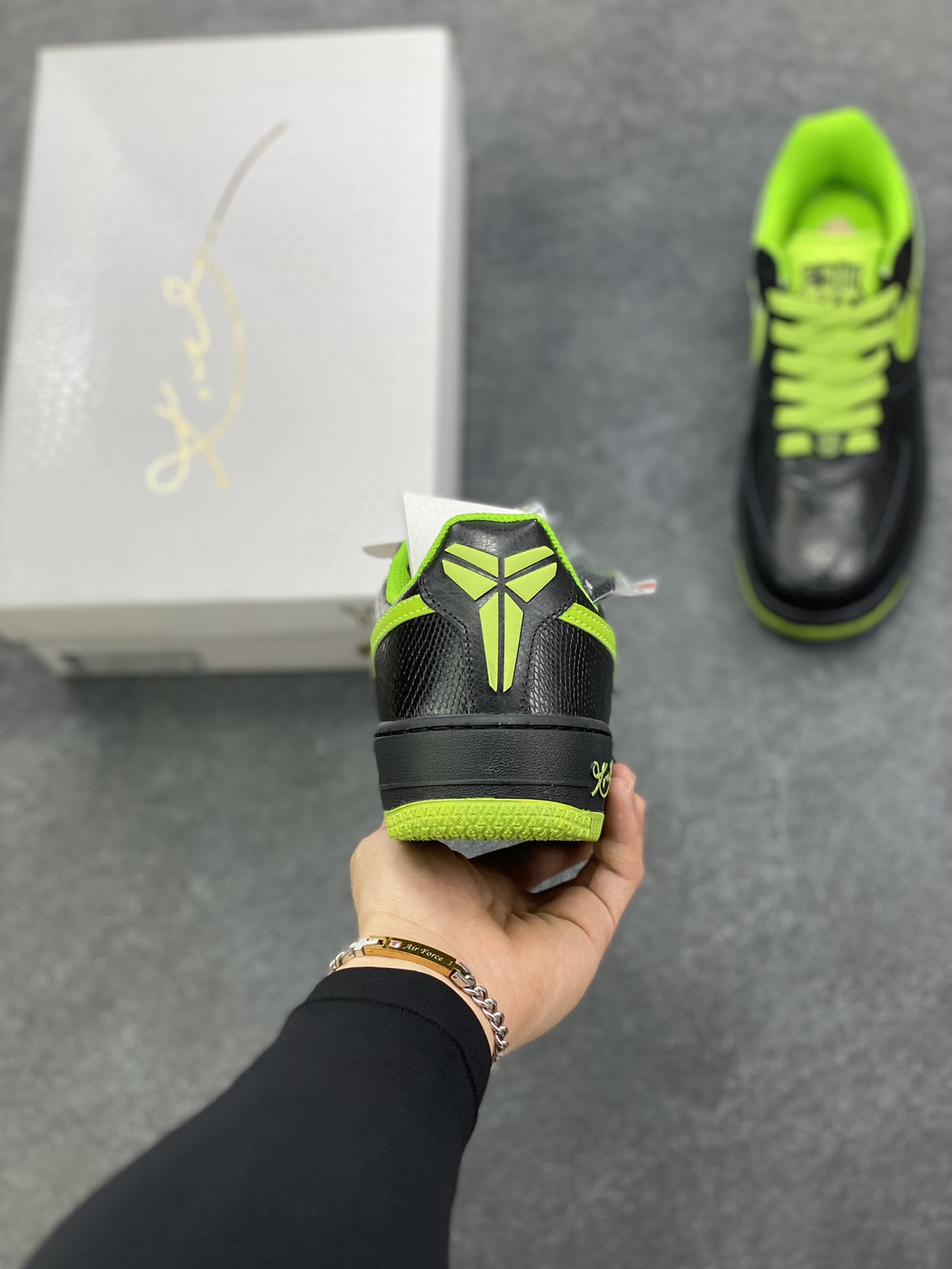 图片[4]-Nike Air Force 1 Low 科比 空军一号低帮运动休闲板鞋 原楦头原纸板 打造纯正空军版型 专注外贸渠道 全掌内置蜂窝气垫 原盒配件 原厂中底钢印、拉帮完美 货号：HV9409-001 尺码：36 36.5 37.5 38 38.5 39 40 40.5 41 42 42.5 43 44 44.5 45-选品中心