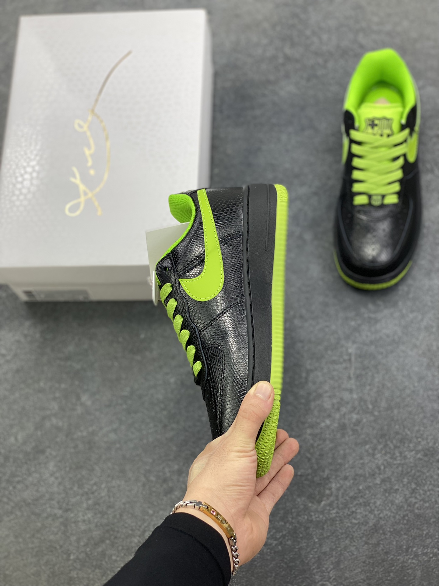 图片[3]-Nike Air Force 1 Low 科比 空军一号低帮运动休闲板鞋 原楦头原纸板 打造纯正空军版型 专注外贸渠道 全掌内置蜂窝气垫 原盒配件 原厂中底钢印、拉帮完美 货号：HV9409-001 尺码：36 36.5 37.5 38 38.5 39 40 40.5 41 42 42.5 43 44 44.5 45-选品中心