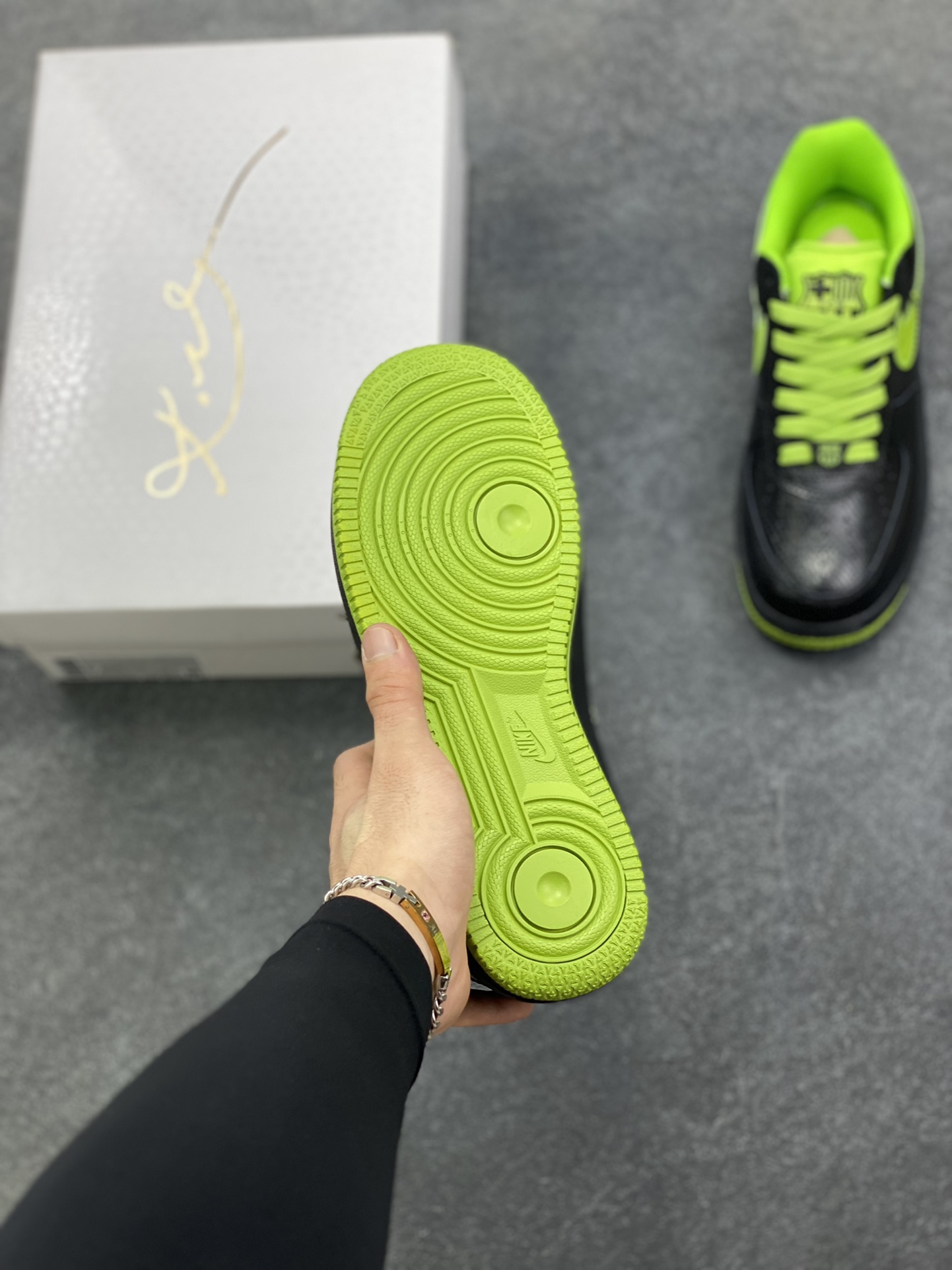 图片[5]-Nike Air Force 1 Low 科比 空军一号低帮运动休闲板鞋 原楦头原纸板 打造纯正空军版型 专注外贸渠道 全掌内置蜂窝气垫 原盒配件 原厂中底钢印、拉帮完美 货号：HV9409-001 尺码：36 36.5 37.5 38 38.5 39 40 40.5 41 42 42.5 43 44 44.5 45-选品中心