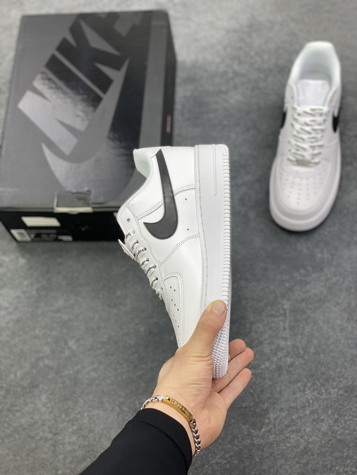 图片[3]-Nike Air Force 1 Low Supreme联名 空军一号低帮运动休闲板鞋 原楦头原纸板 打造纯正空军版型 专注外贸渠道 全掌内置蜂窝气垫 原盒配件 原厂中底钢印、拉帮完美 货号：CU9225-102 尺码：36 36.5 37.5 38 38.5 39 40 40.5 41 42 42.5 43 44 44.5 45-选品中心