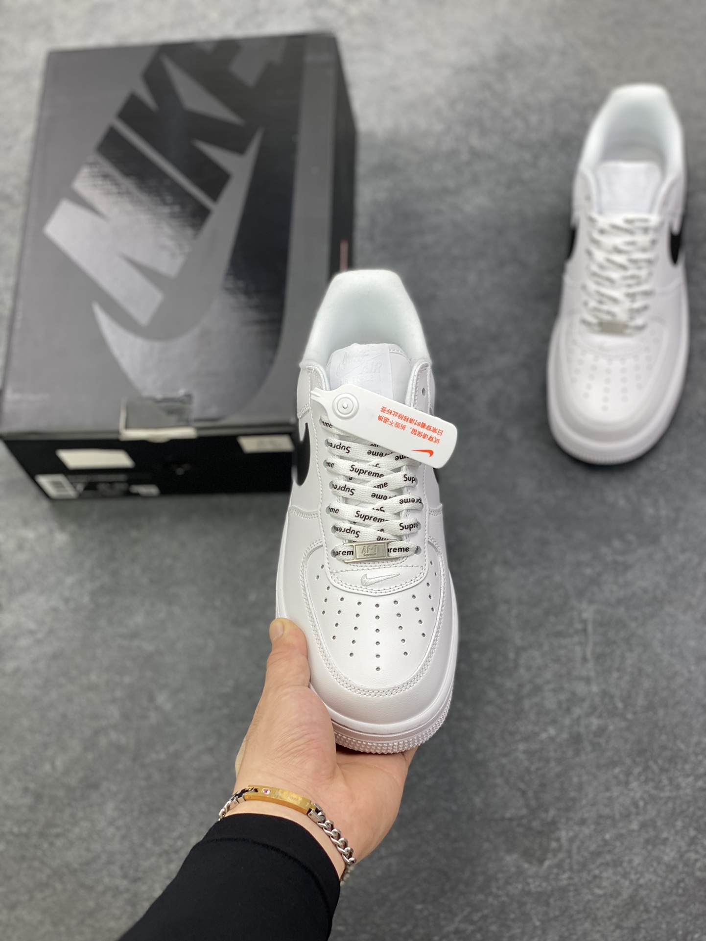 图片[2]-Nike Air Force 1 Low Supreme联名 空军一号低帮运动休闲板鞋 原楦头原纸板 打造纯正空军版型 专注外贸渠道 全掌内置蜂窝气垫 原盒配件 原厂中底钢印、拉帮完美 货号：CU9225-102 尺码：36 36.5 37.5 38 38.5 39 40 40.5 41 42 42.5 43 44 44.5 45-选品中心