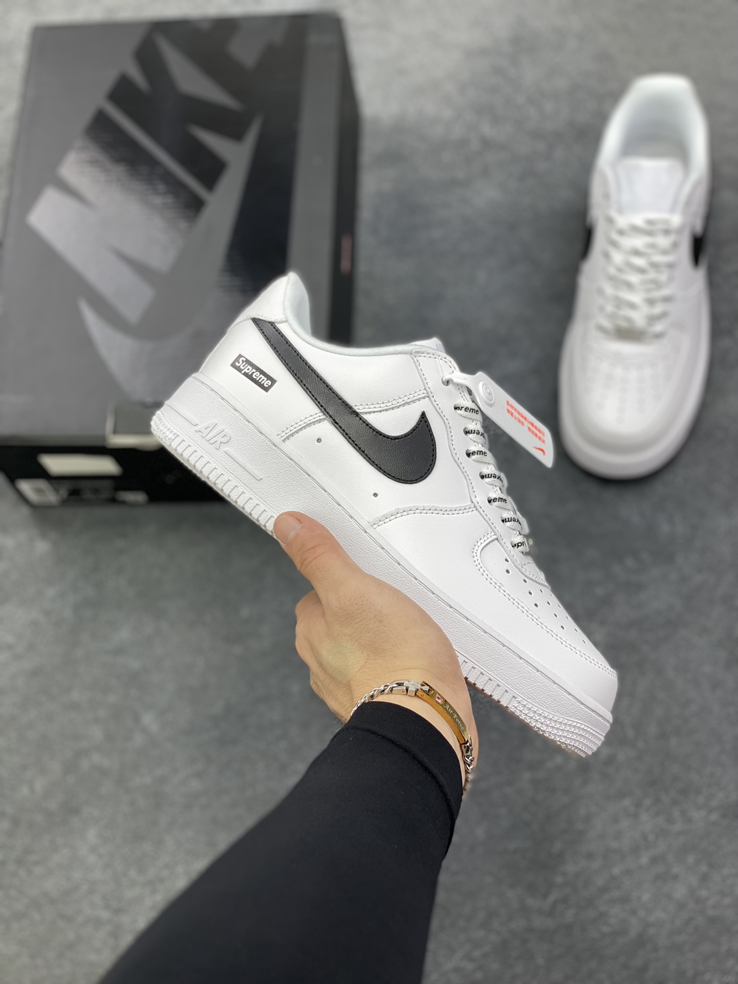 Nike Air Force 1 Low Supreme联名 空军一号低帮运动休闲板鞋 原楦头原纸板 打造纯正空军版型 专注外贸渠道 全掌内置蜂窝气垫 原盒配件 原厂中底钢印、拉帮完美 货号：CU9225-102 尺码：36 36.5 37.5 38 38.5 39 40 40.5 41 42 42.5 43 44 44.5 45-选品中心