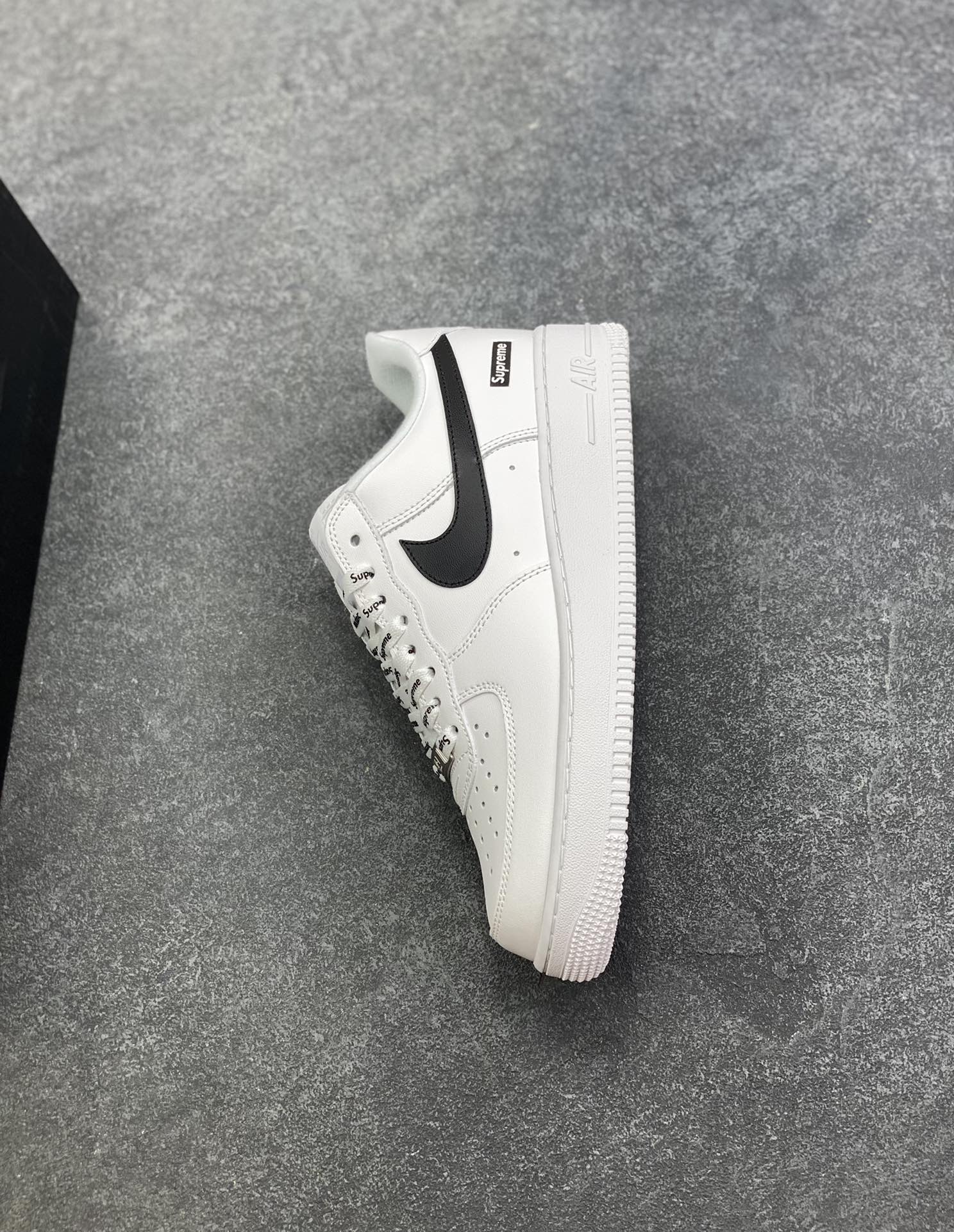 图片[7]-Nike Air Force 1 Low Supreme联名 空军一号低帮运动休闲板鞋 原楦头原纸板 打造纯正空军版型 专注外贸渠道 全掌内置蜂窝气垫 原盒配件 原厂中底钢印、拉帮完美 货号：CU9225-102 尺码：36 36.5 37.5 38 38.5 39 40 40.5 41 42 42.5 43 44 44.5 45-选品中心